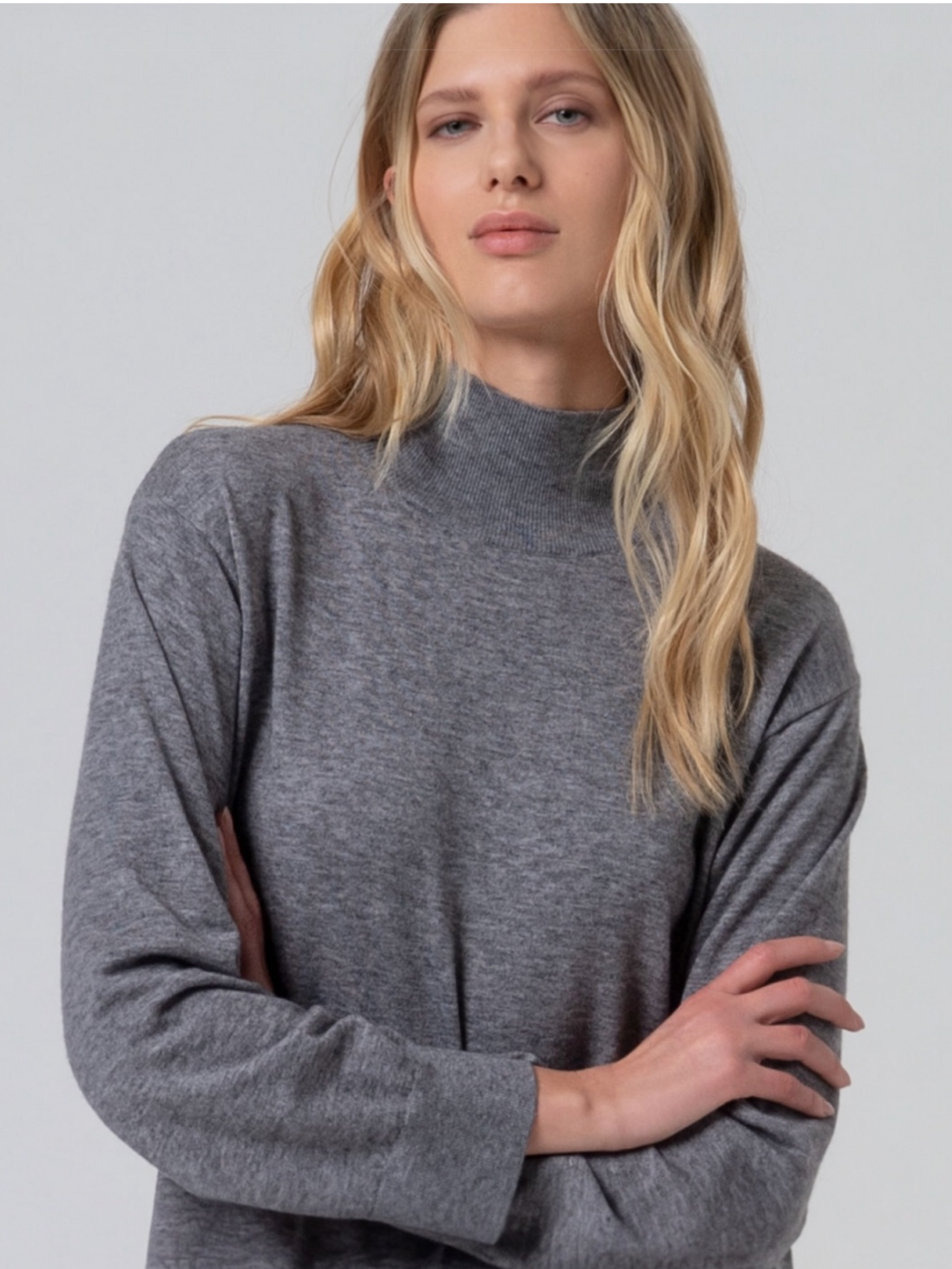 VESTIDO MIDI OVERSIZE CON ABERTURA GRIS