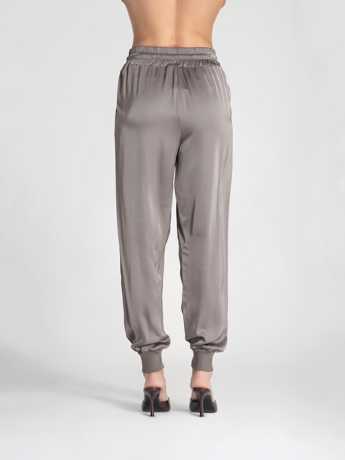 PANTALÓN JOGGER SATINADO TAUPE