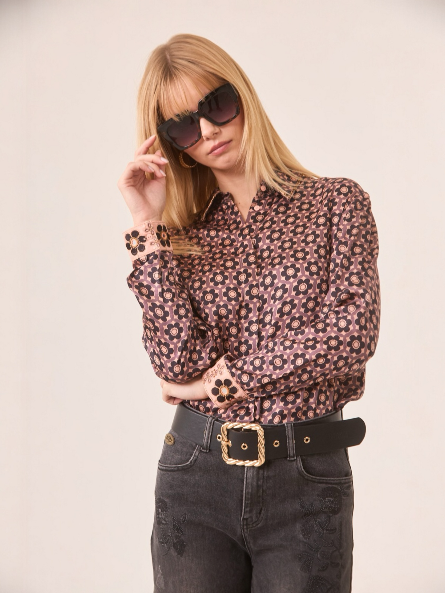 BLUSA CAMISERA FLORES RETRO NEGRO