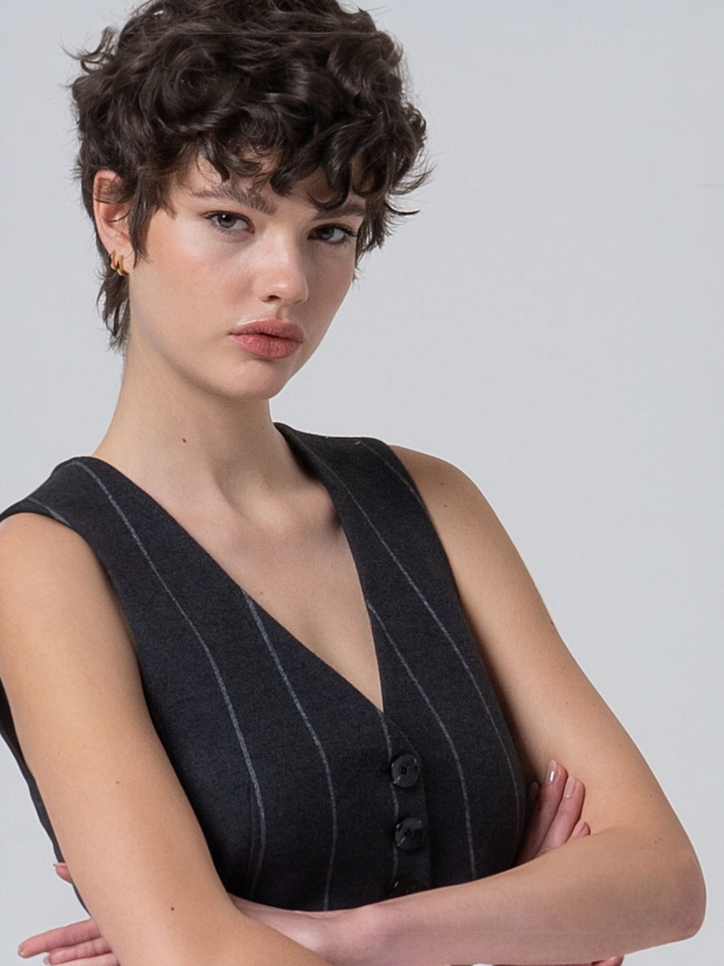 CHALECO LARGO CON RAYA DIPLOMÁTICA GRIS OSCURO