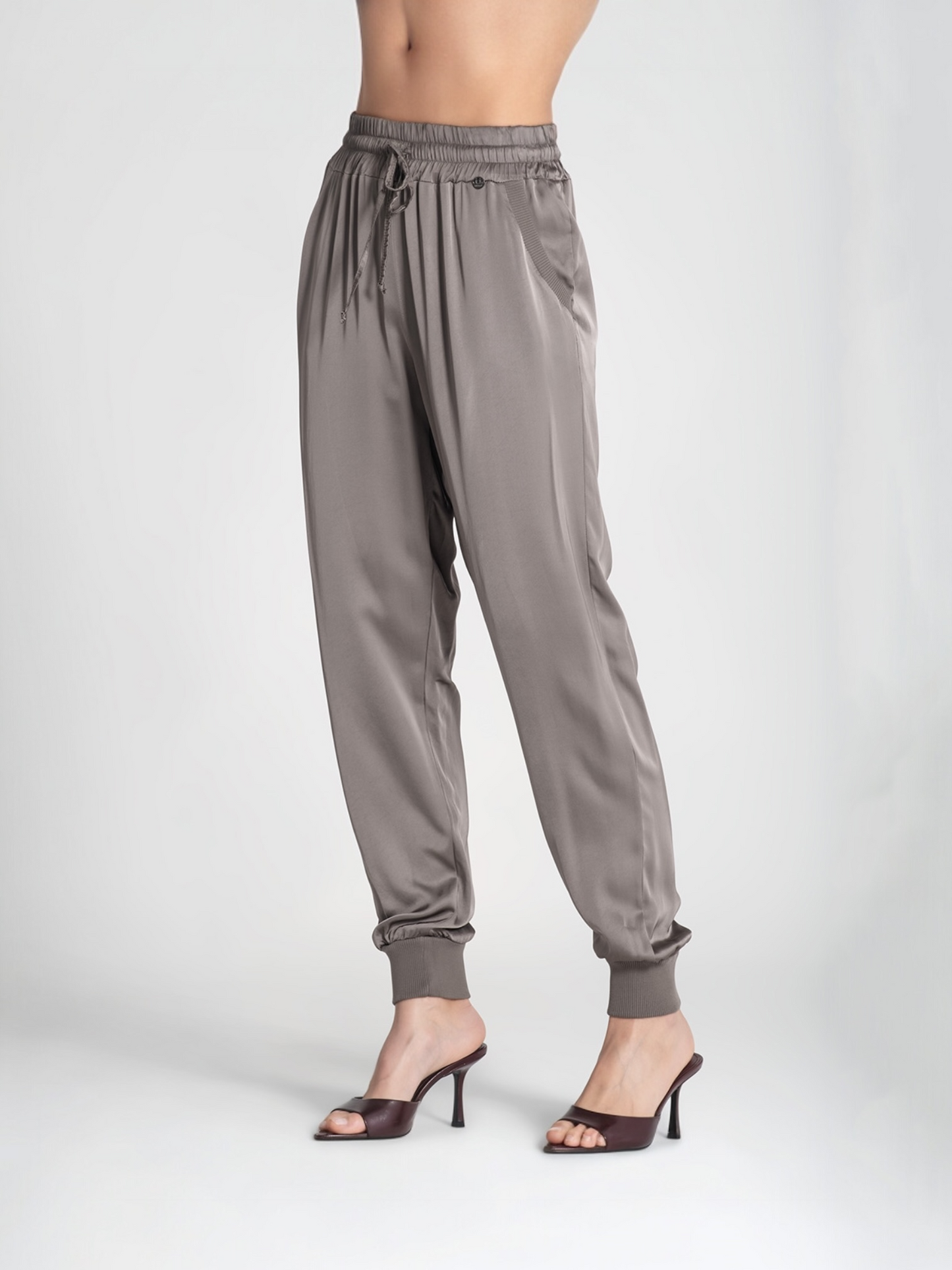 PANTALÓN JOGGER SATINADO TAUPE