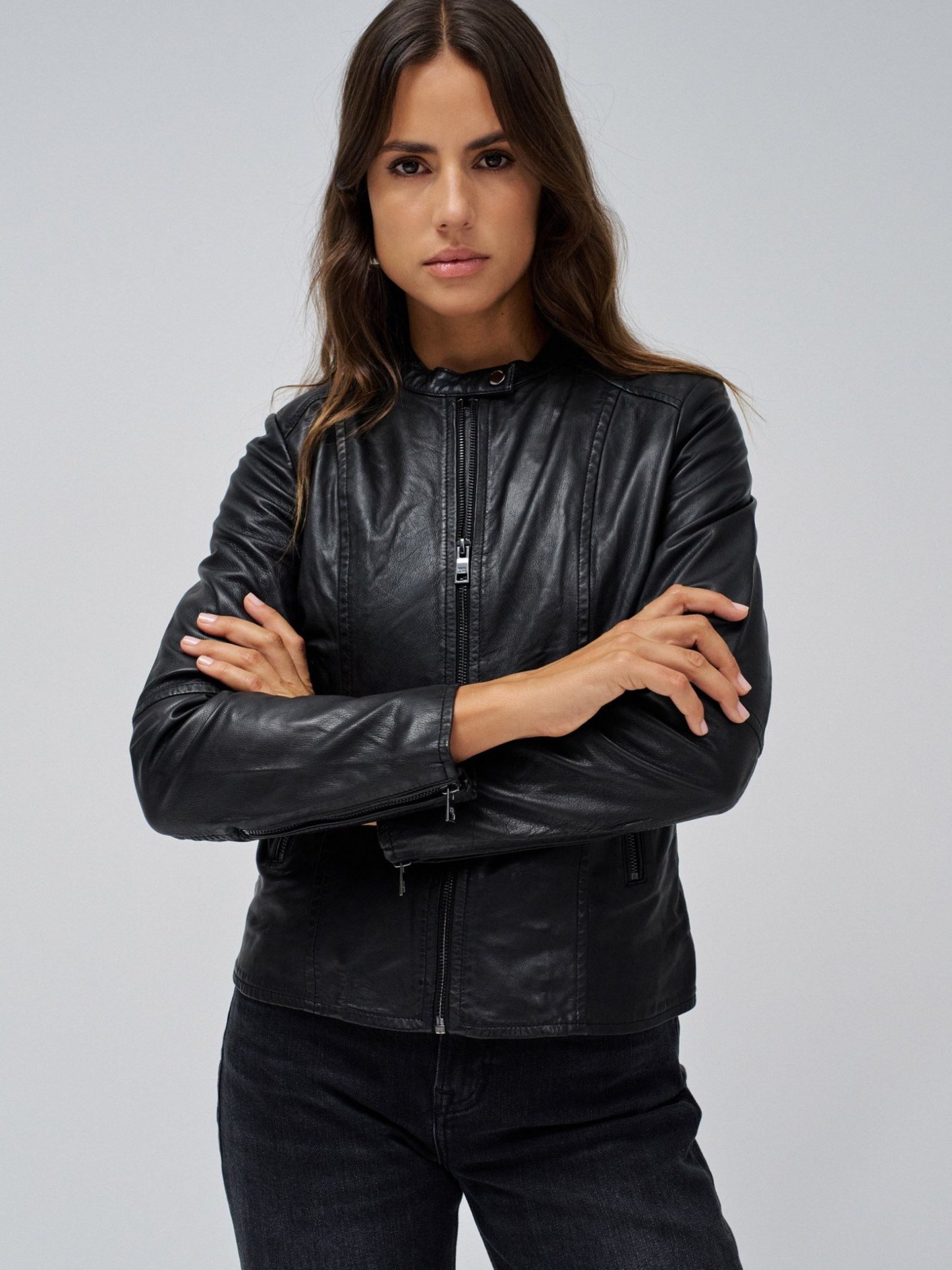 CAZADORA DE CUERO NEGRO