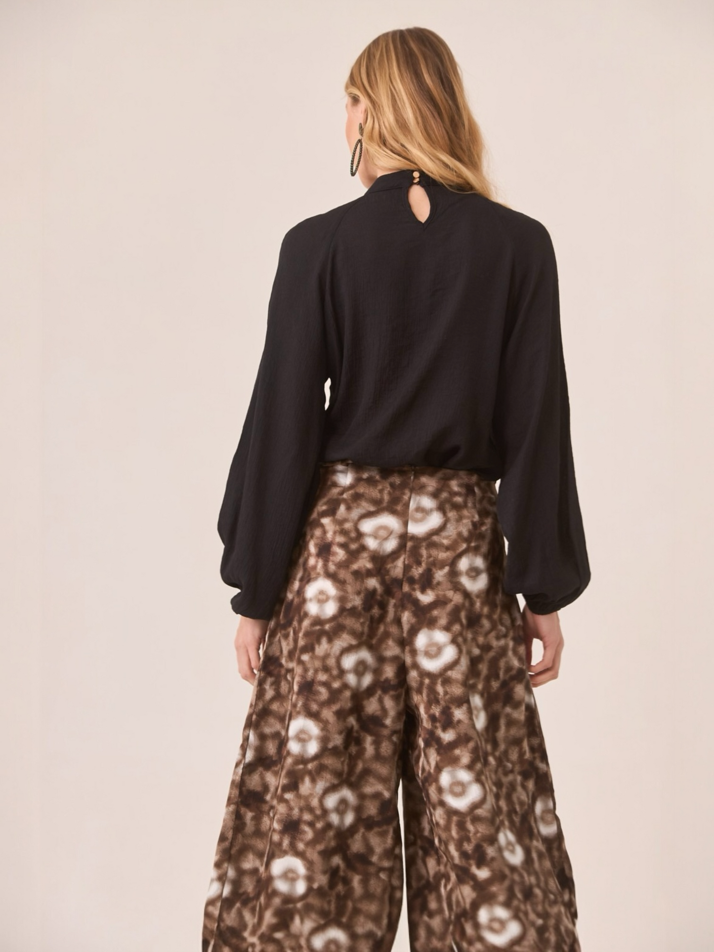 BLUSA DE VISCOSA CON CUT OUT EN ESCOTE Y VOLANTE NEGRO