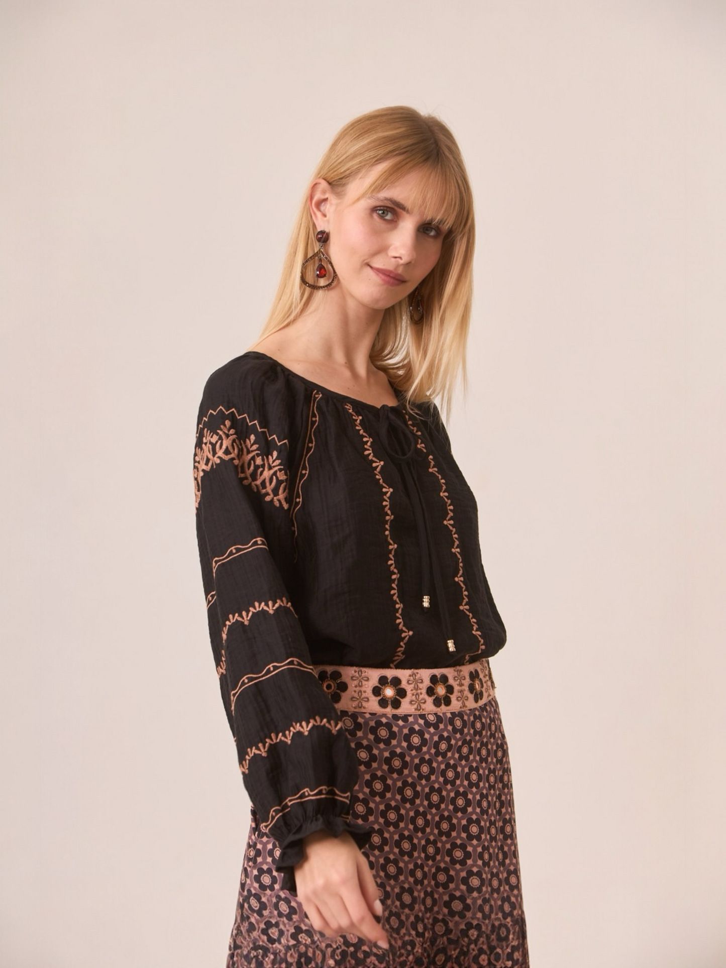 BLUSA VISCOSA CON BORDADO CONTRASTE