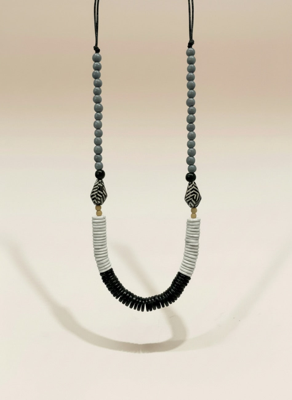 COLLAR PIEZAS BLANCAS Y NEGRAS