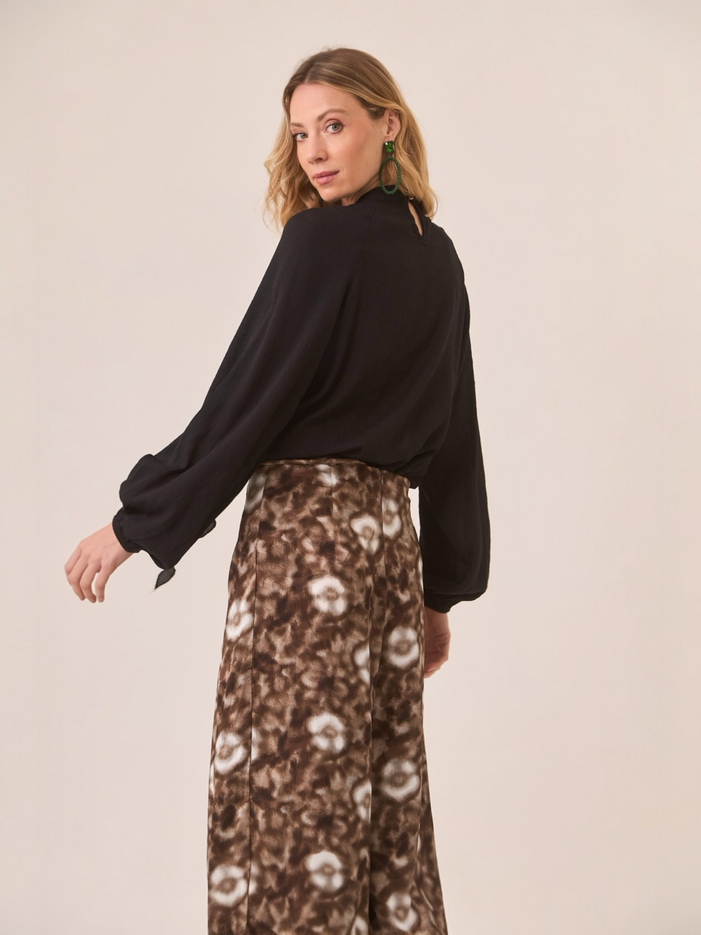 BLUSA DE VISCOSA CON CUT OUT EN ESCOTE Y VOLANTE NEGRO