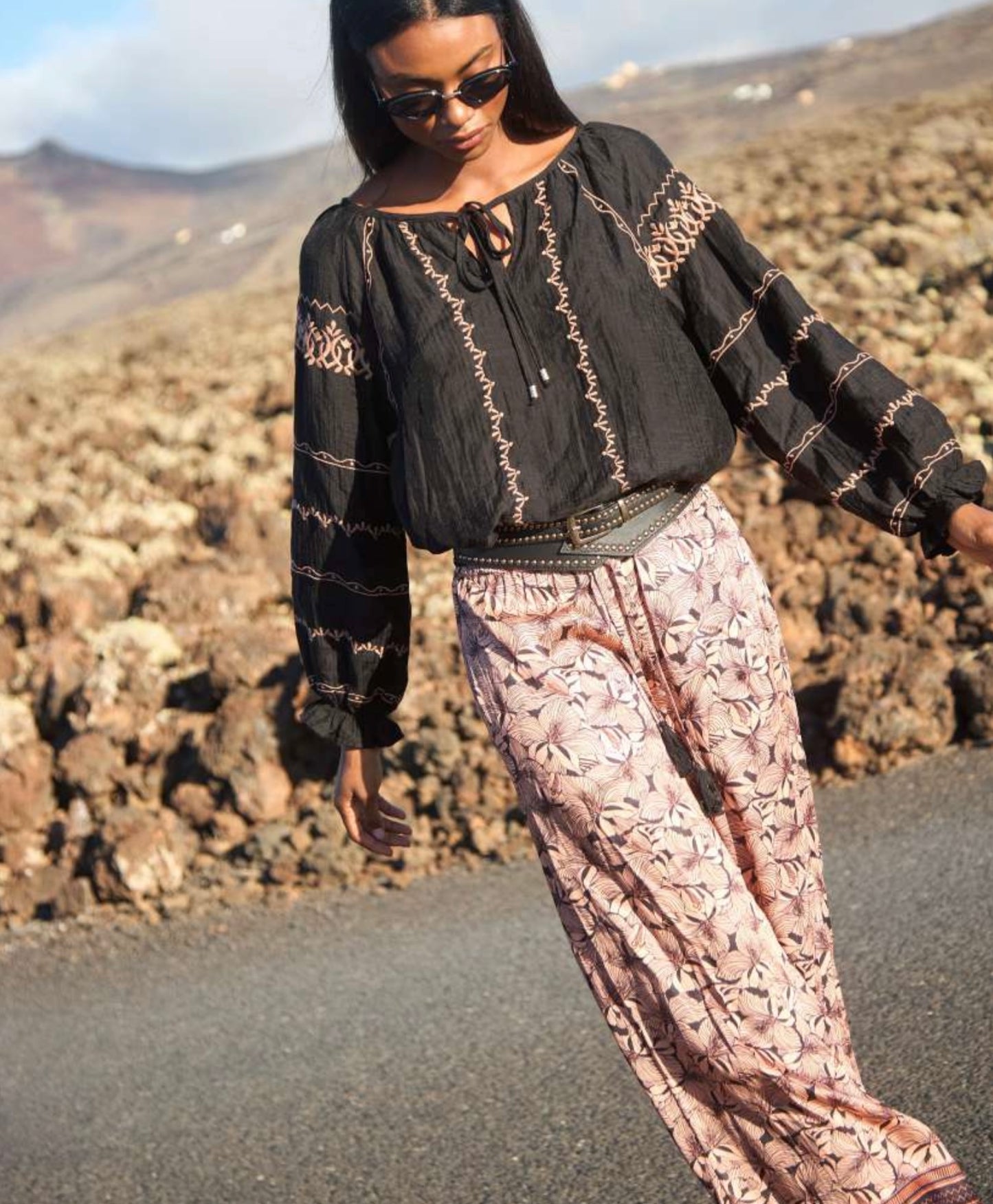 BLUSA VISCOSA CON BORDADO CONTRASTE