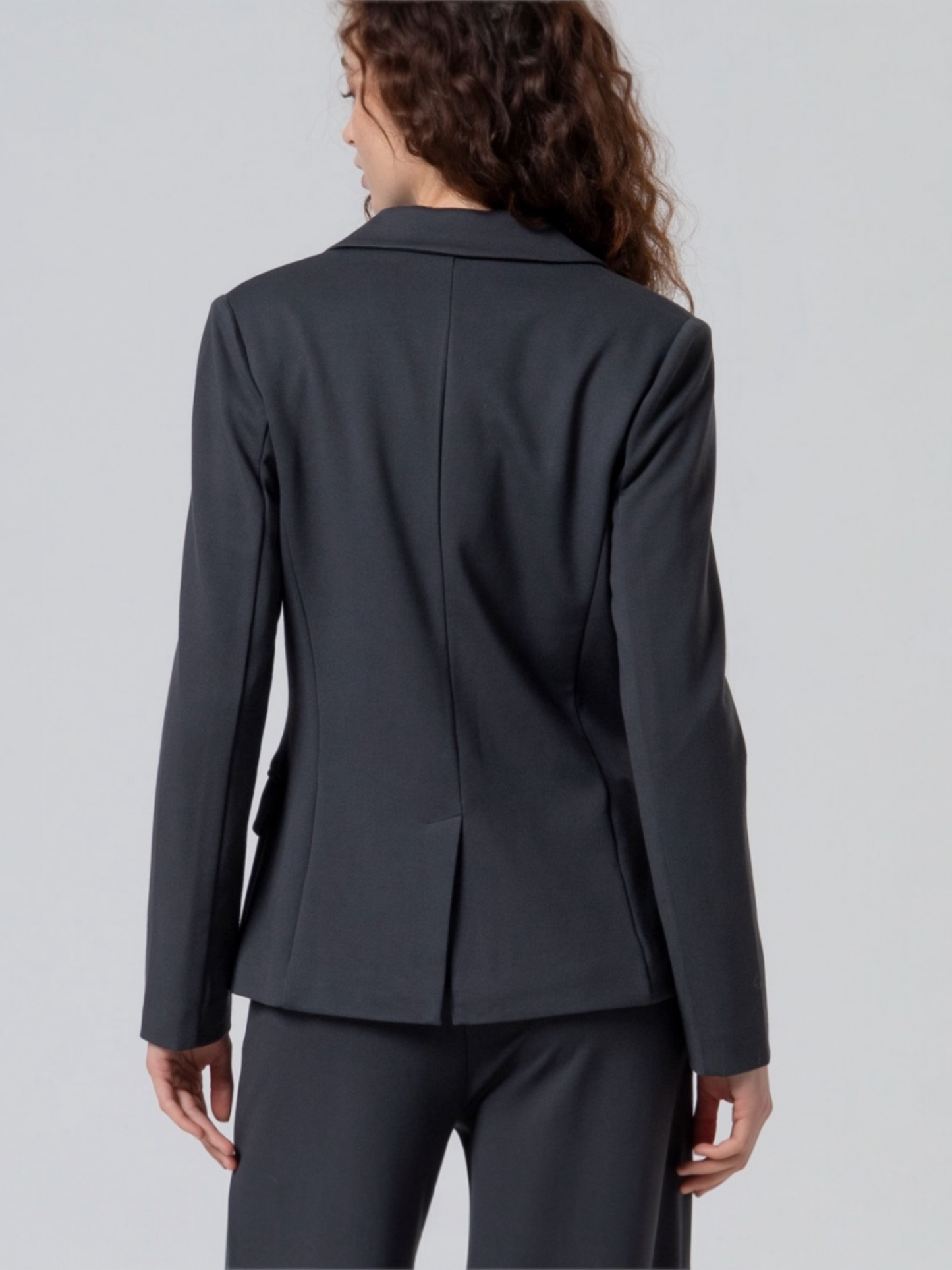 BLAZER ELÁSTICA CON BOLSILLOS GRIS OSCURO