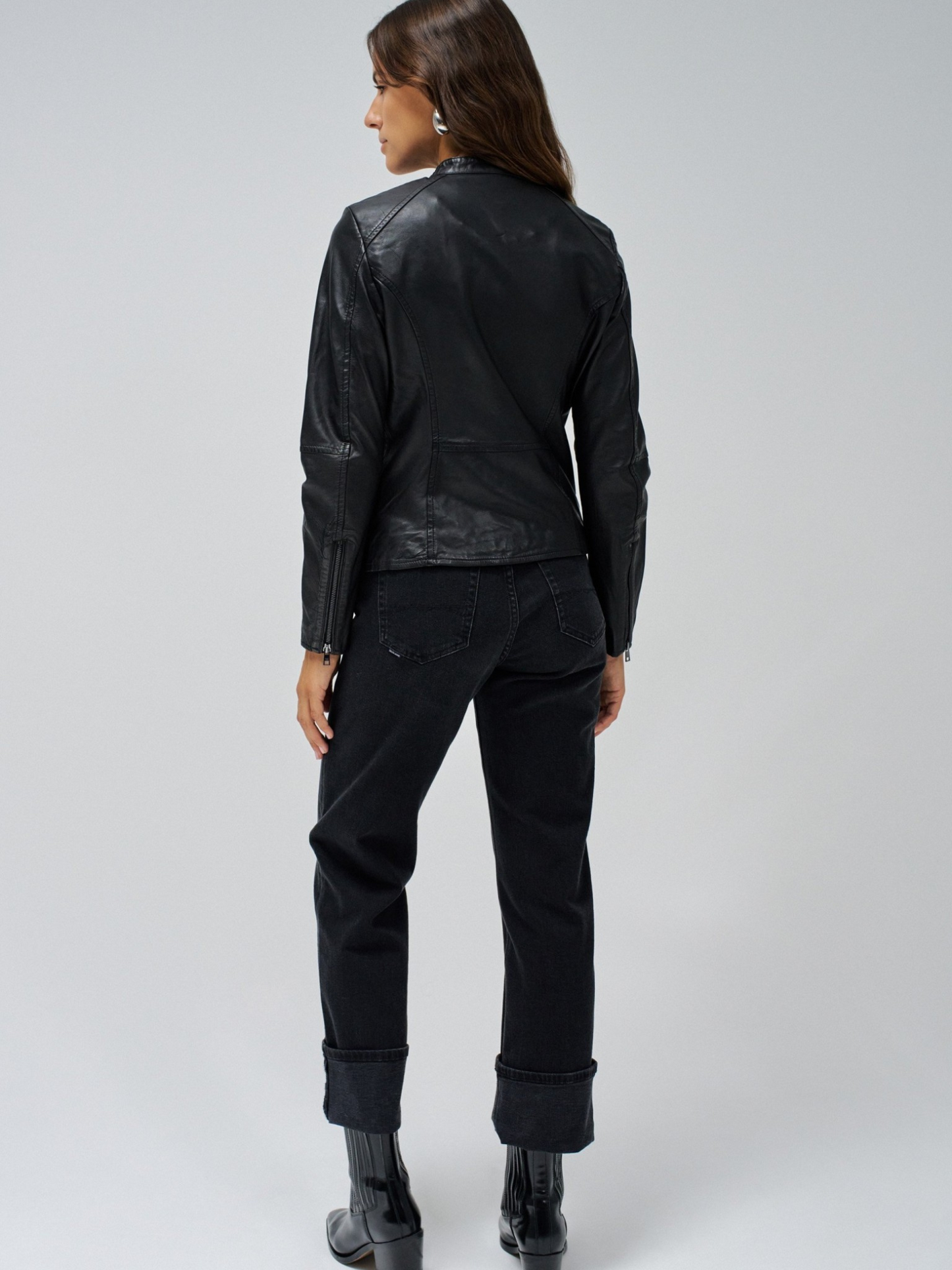 CAZADORA DE CUERO NEGRO
