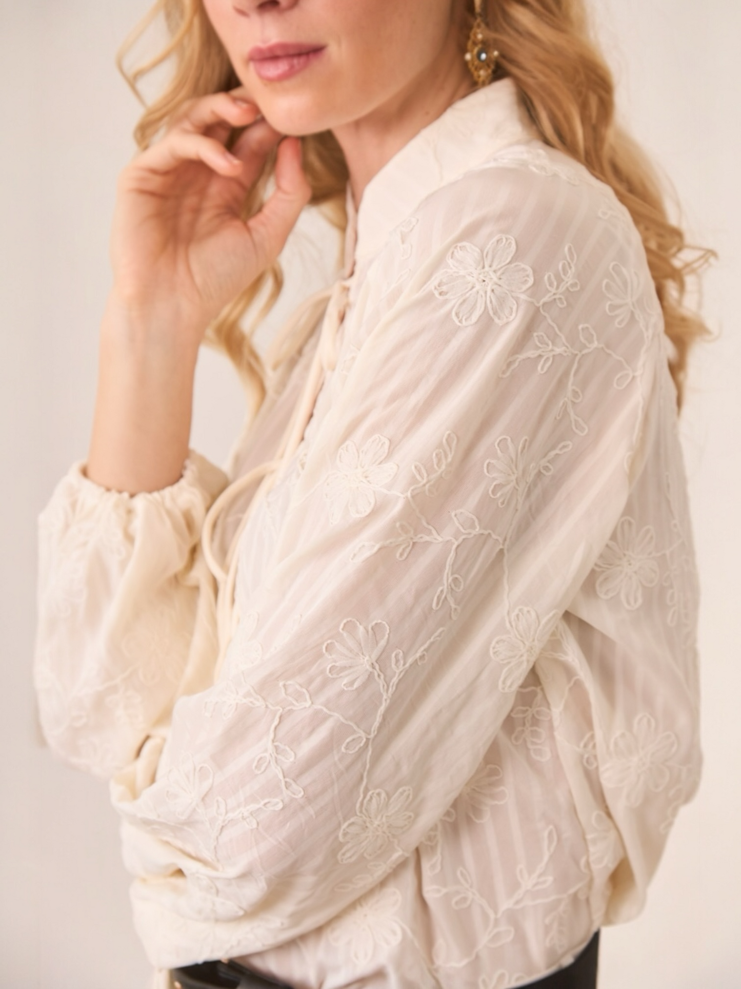 BLUSA LAZOS FILIGRANAS BORDADAS