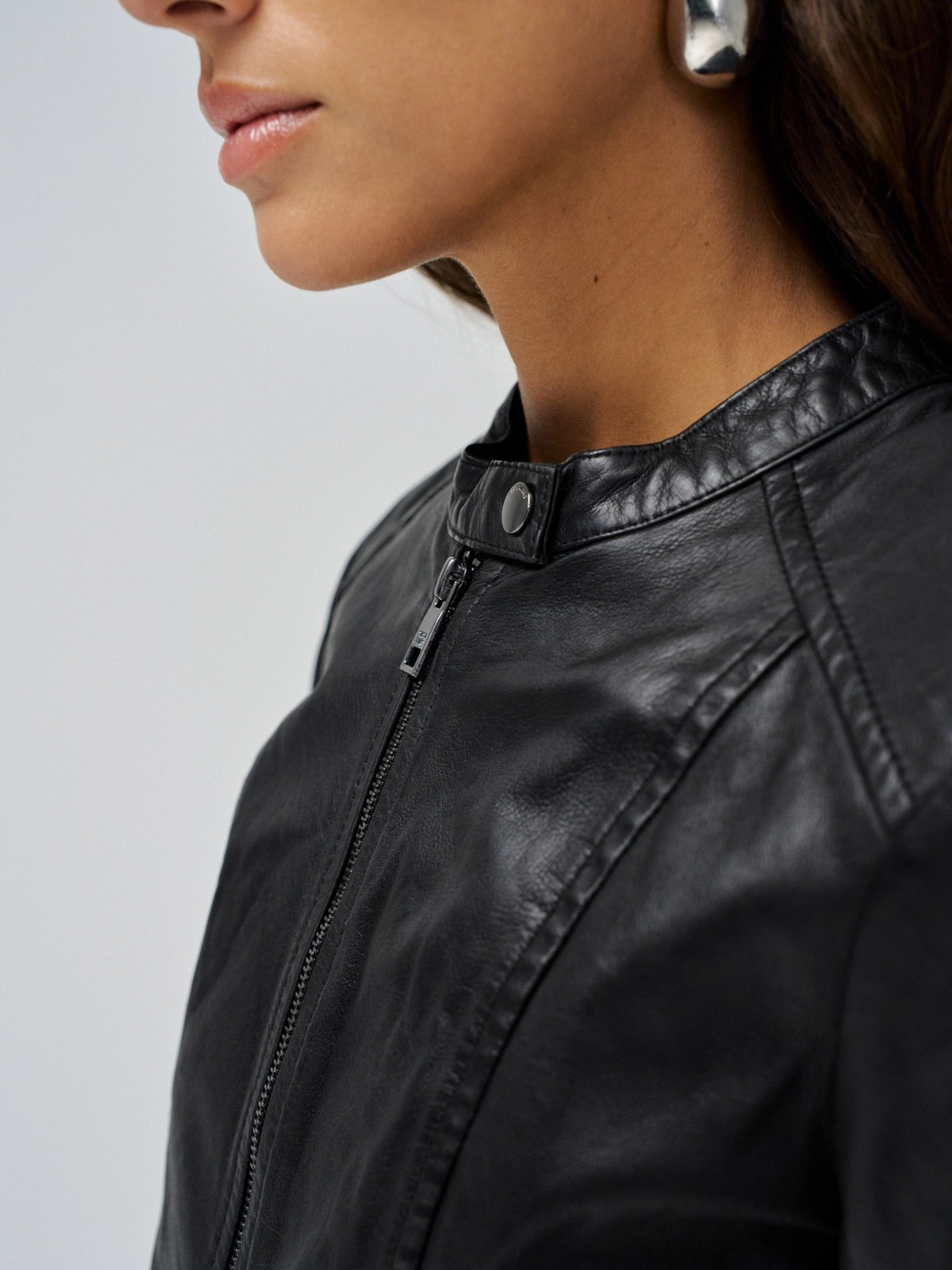 CAZADORA DE CUERO NEGRO