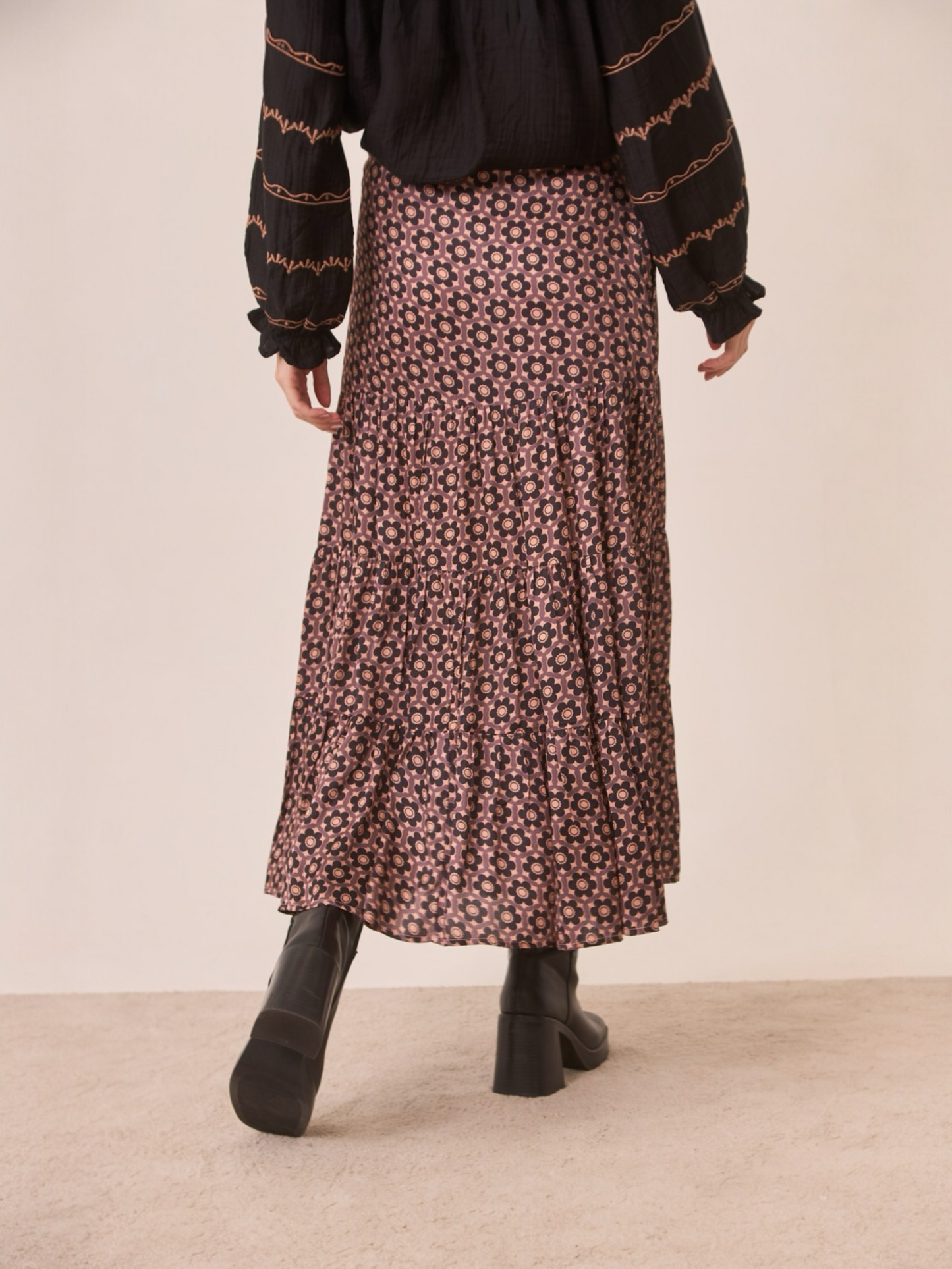 FALDA FLORES RETRO NEGRO