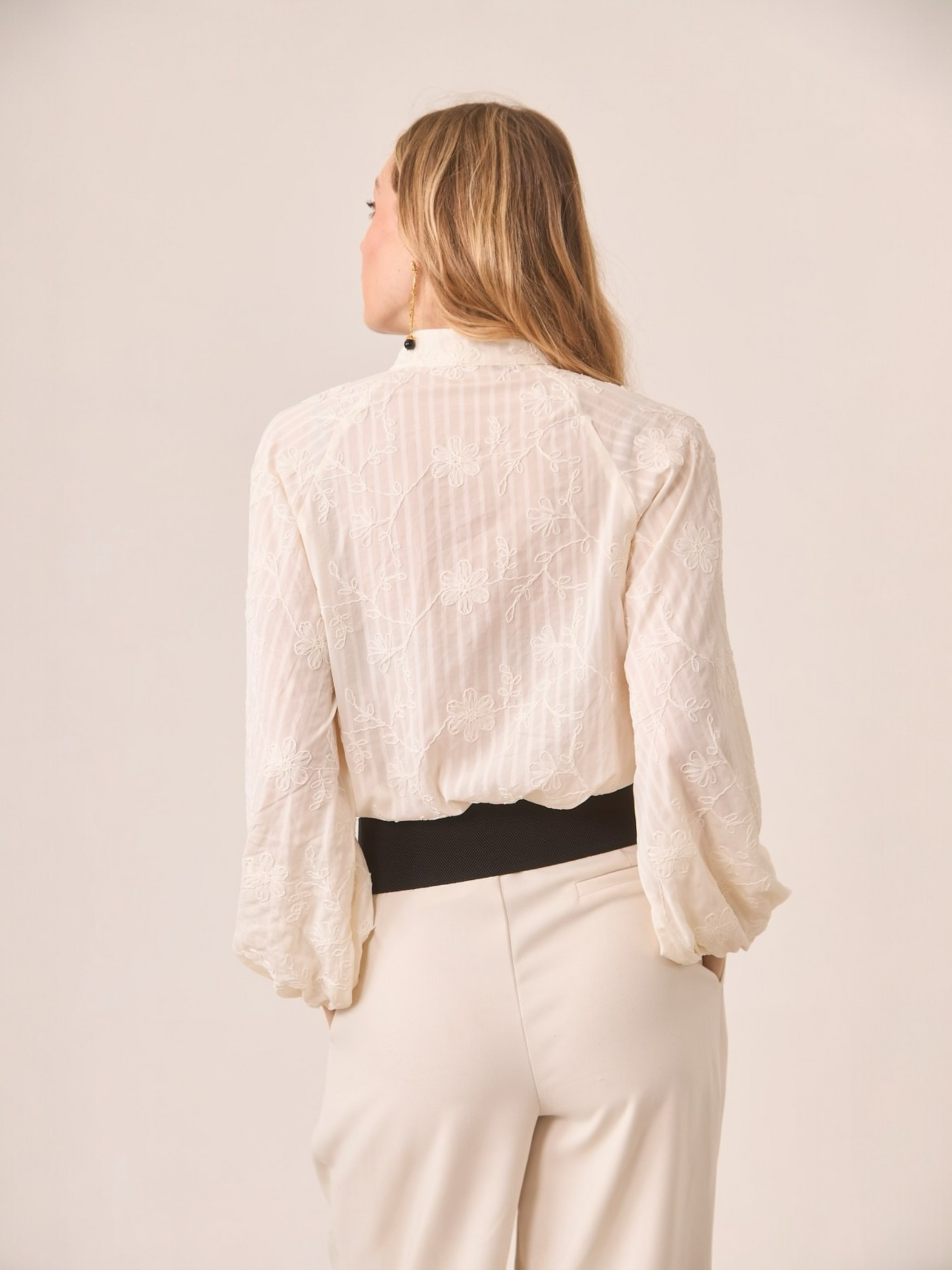 BLUSA LAZOS FILIGRANAS BORDADAS