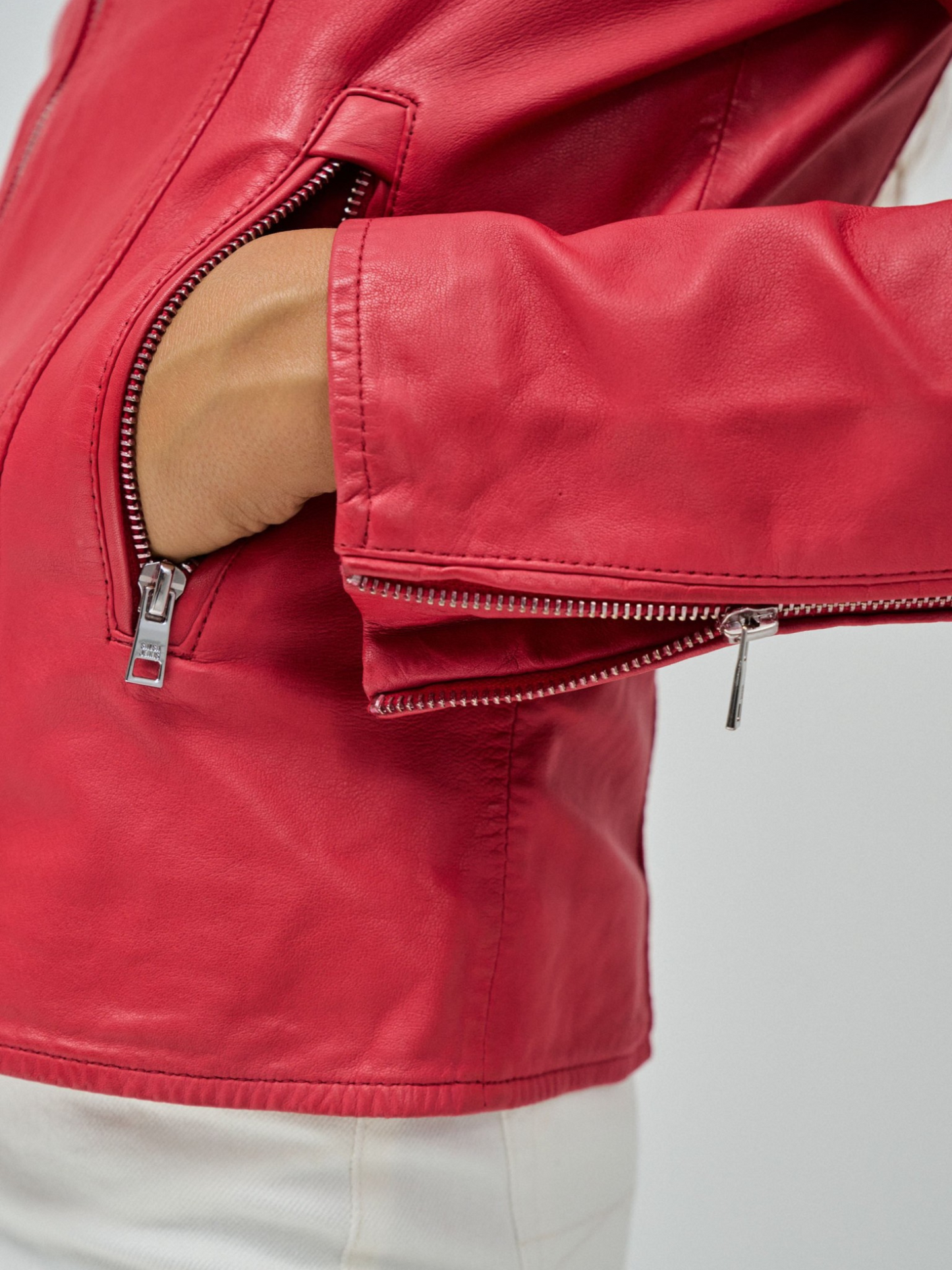 CAZADORA DE CUERO ROJO