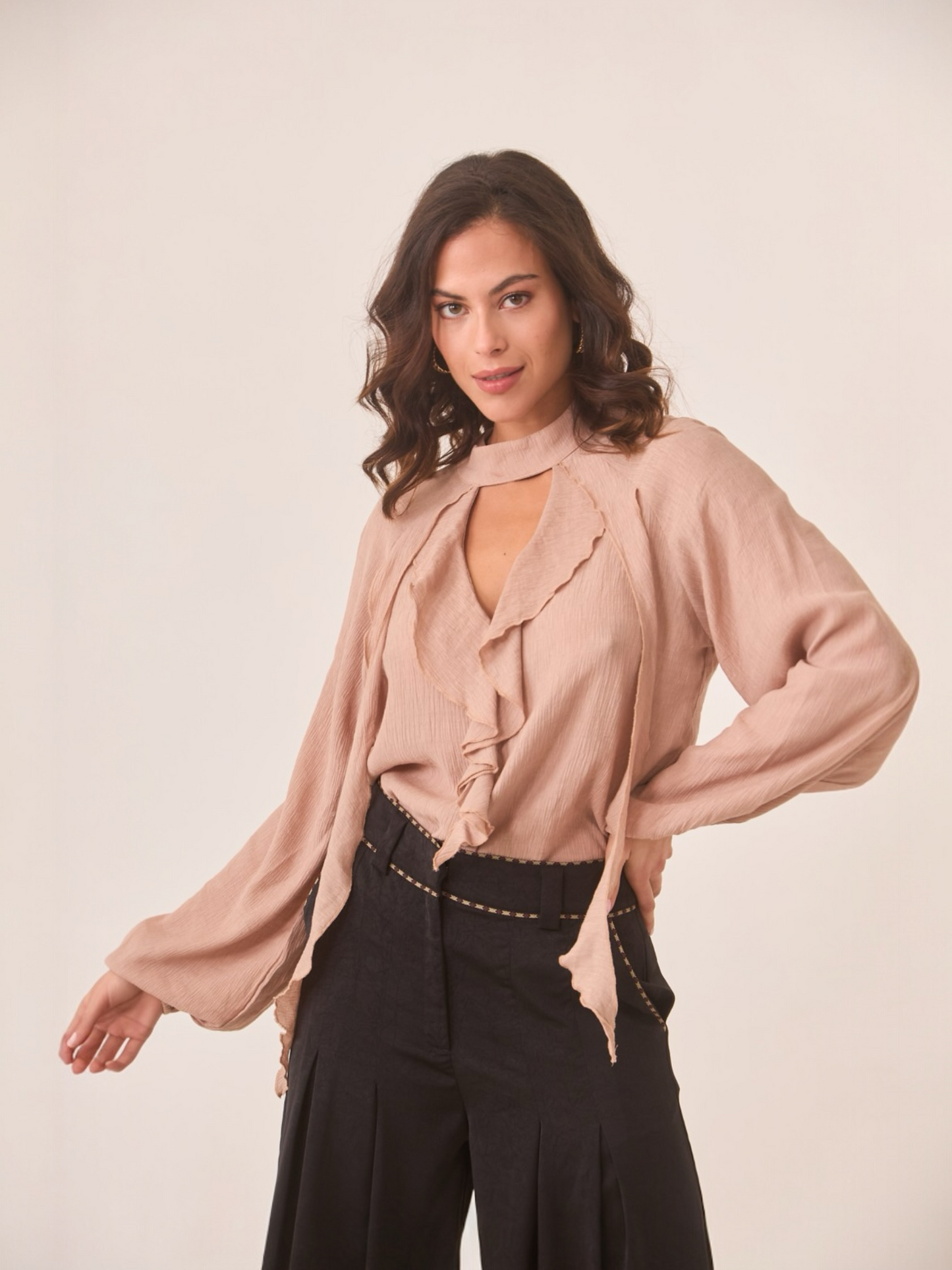 BLUSA DE VISCOSA CON CUT OUT EN ESCOTE Y VOLANTES