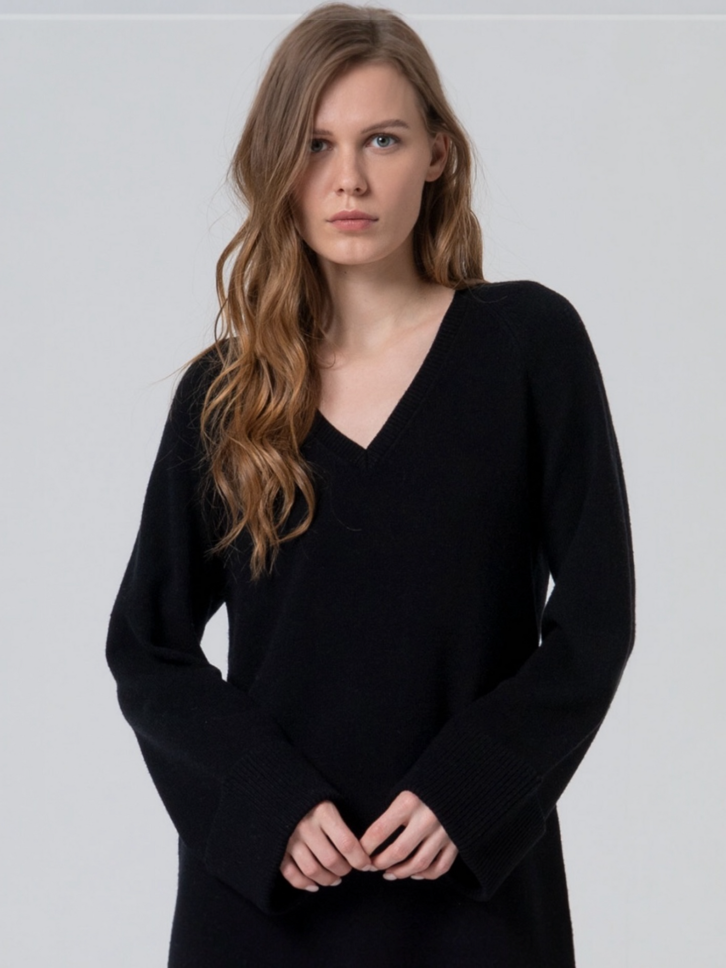 VESTIDO TRICOT OVERSIZE ESCOTE PICO NEGRO