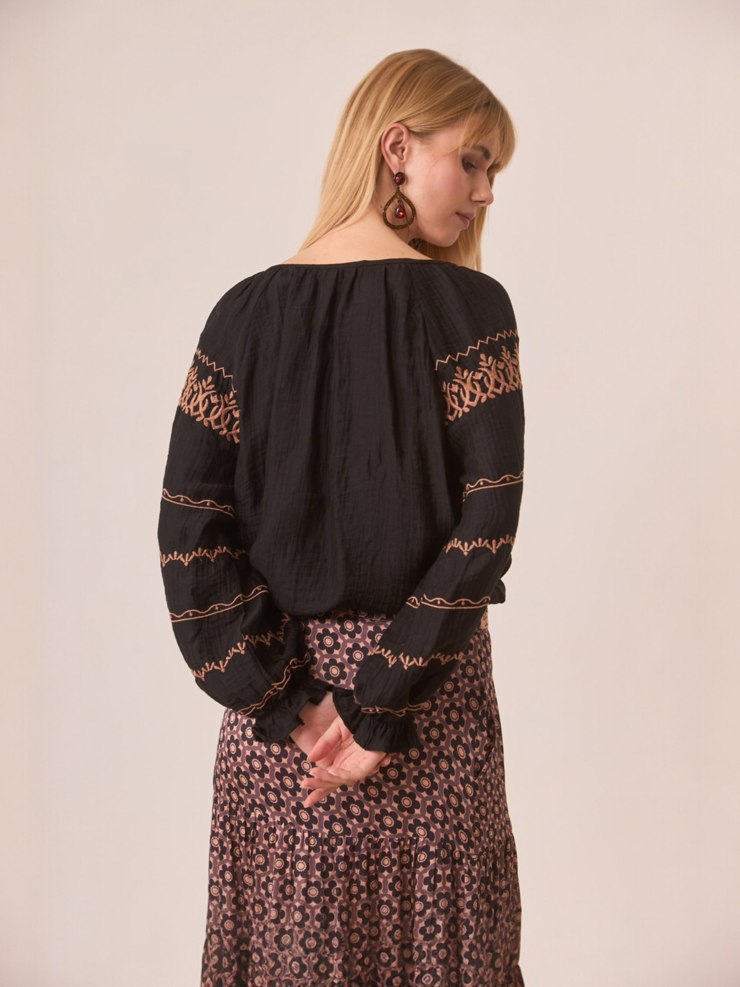 BLUSA VISCOSA CON BORDADO CONTRASTE