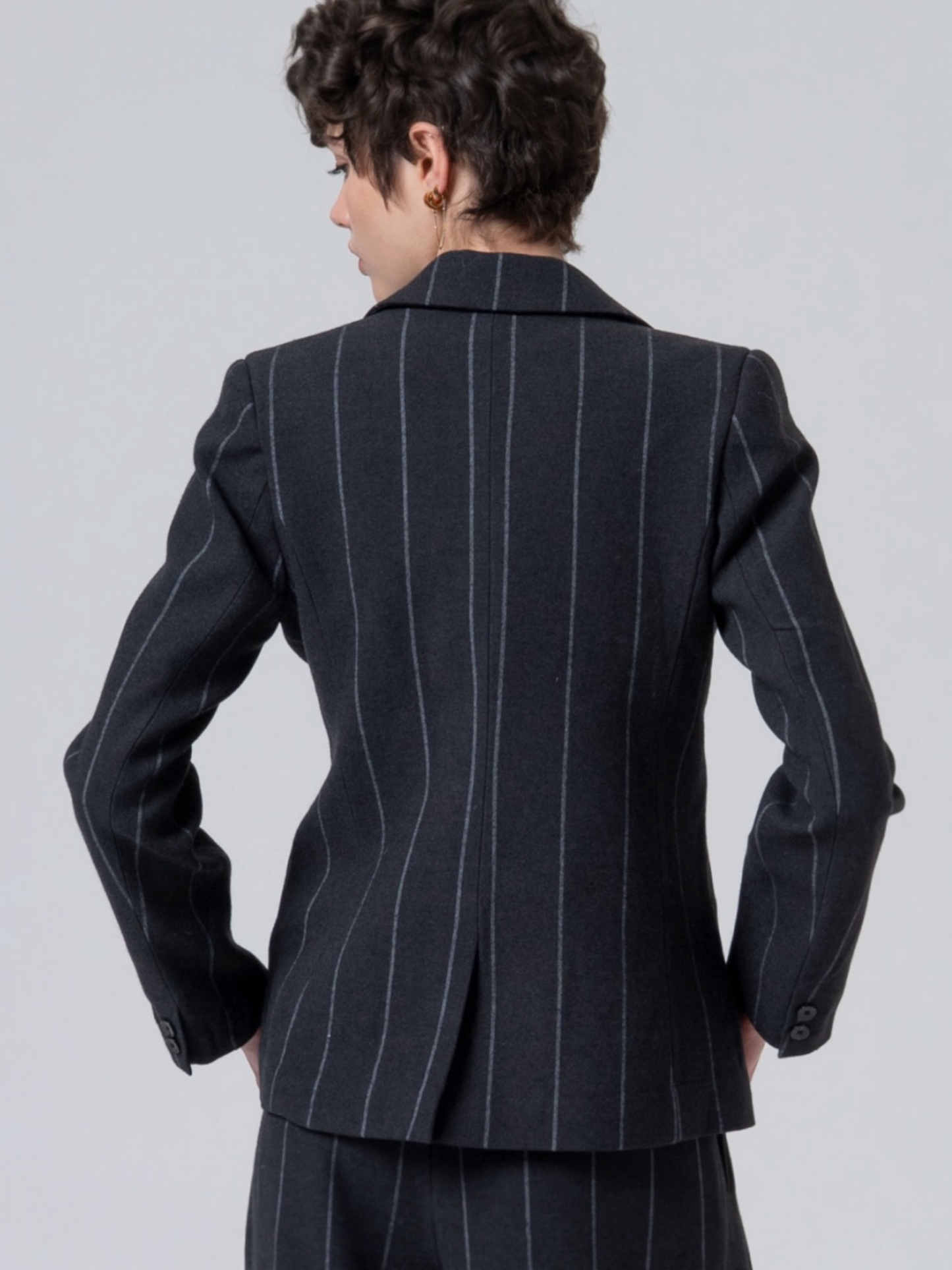BLAZER CON RAYA ESTILO DIPLOMÁTICA GRIS OSCURO