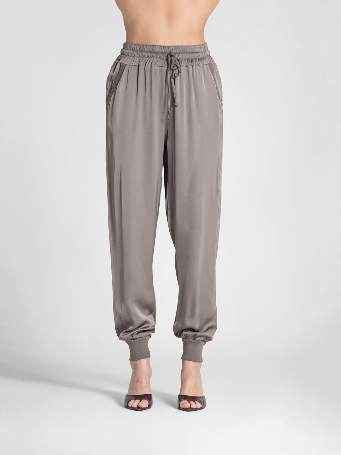 PANTALÓN JOGGER SATINADO TAUPE