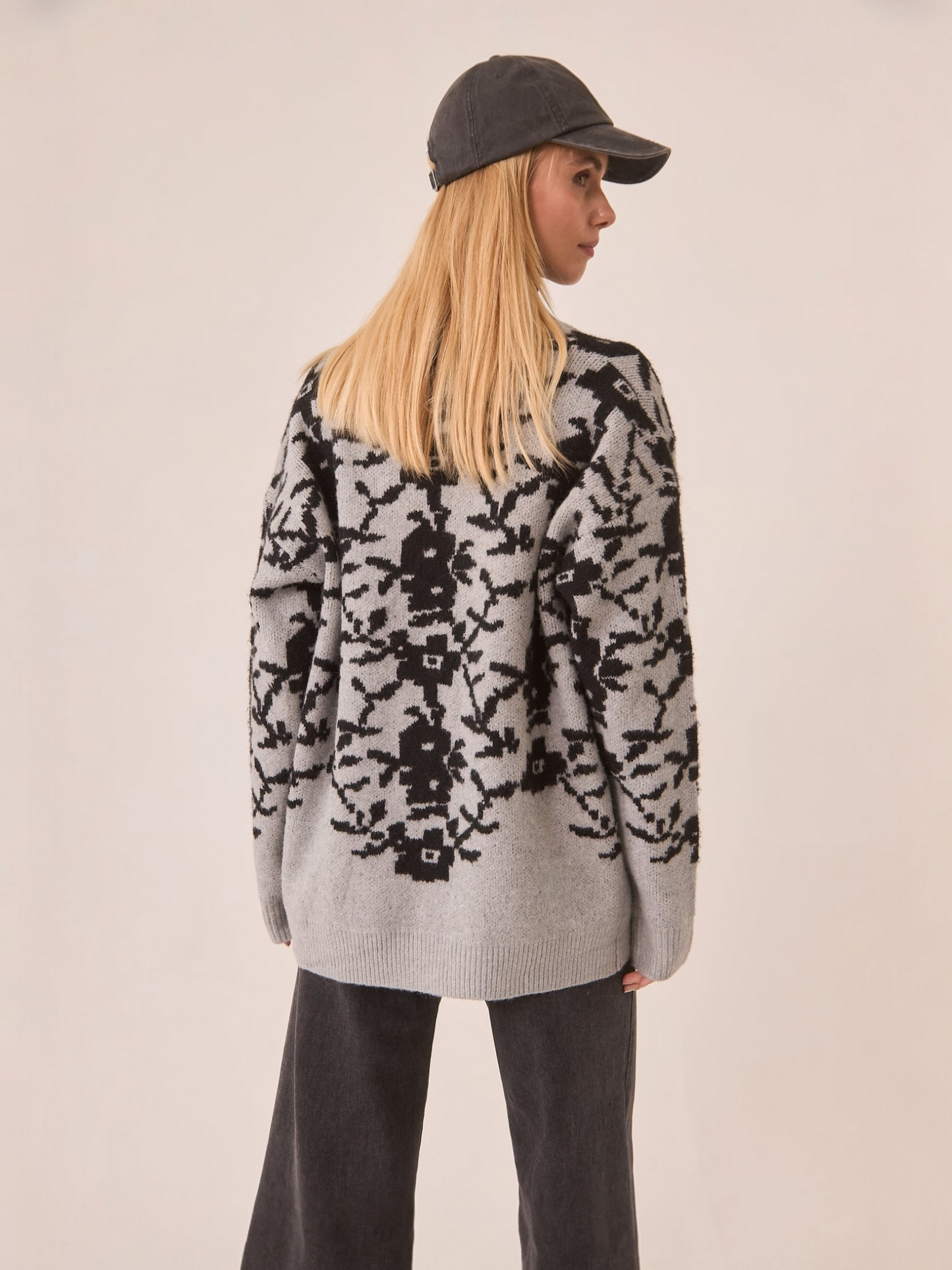 CARDIGAN JACQUARD FLORES GRIS