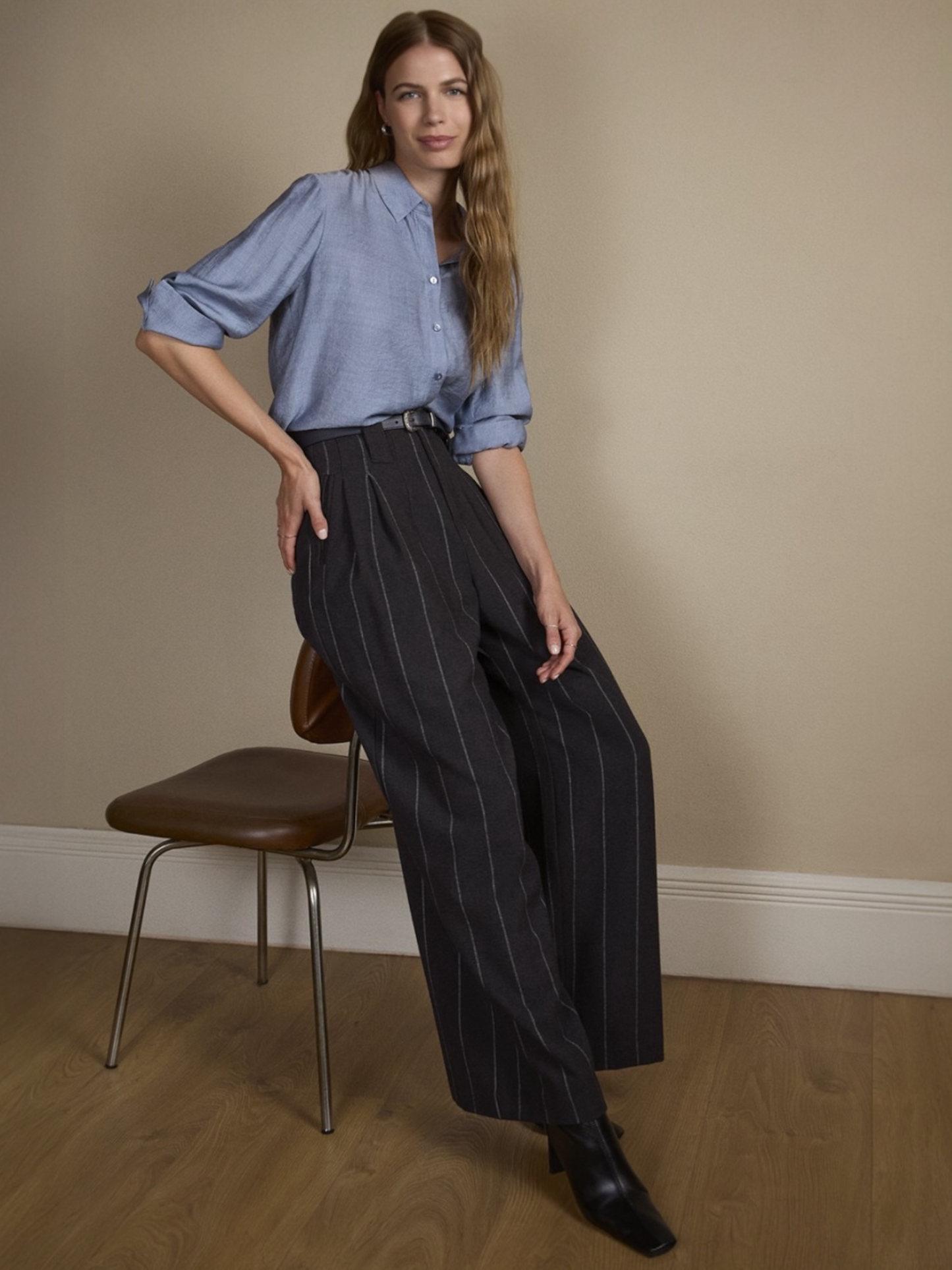 PANTALÓN WIDE LEGE A RAYAS ESTILO DIPLOMÁTICA GRIS OSCURO