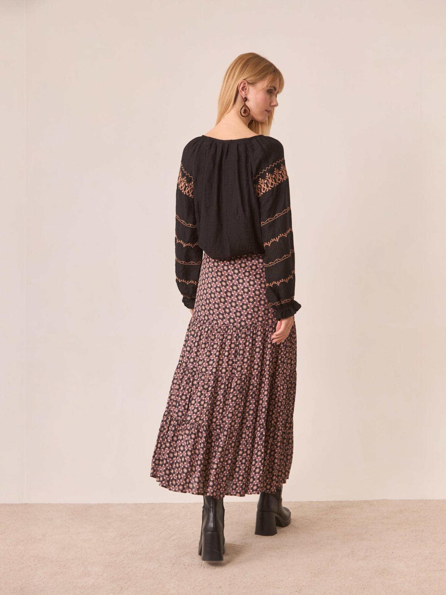 FALDA FLORES RETRO NEGRO