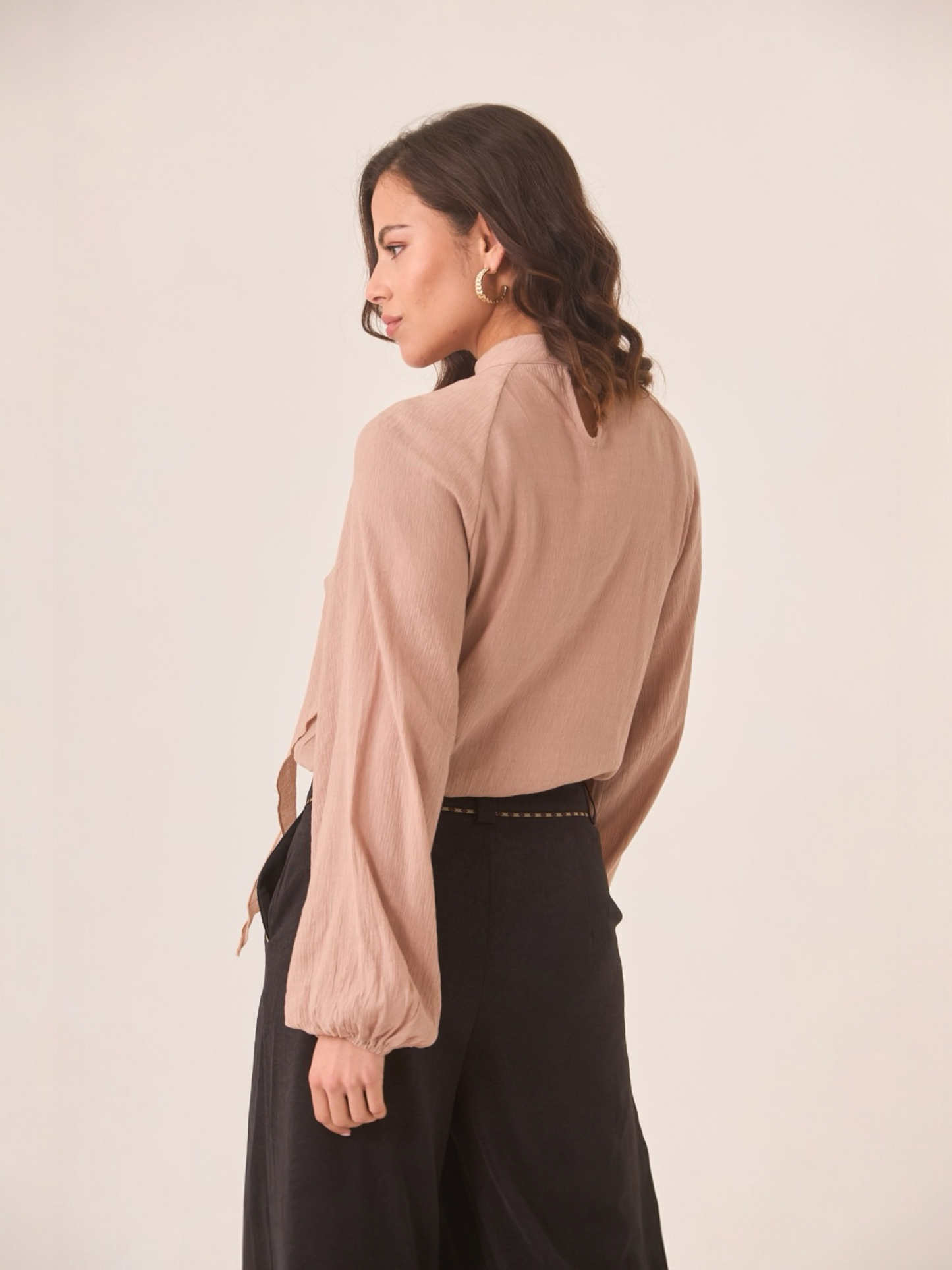 BLUSA DE VISCOSA CON CUT OUT EN ESCOTE Y VOLANTES
