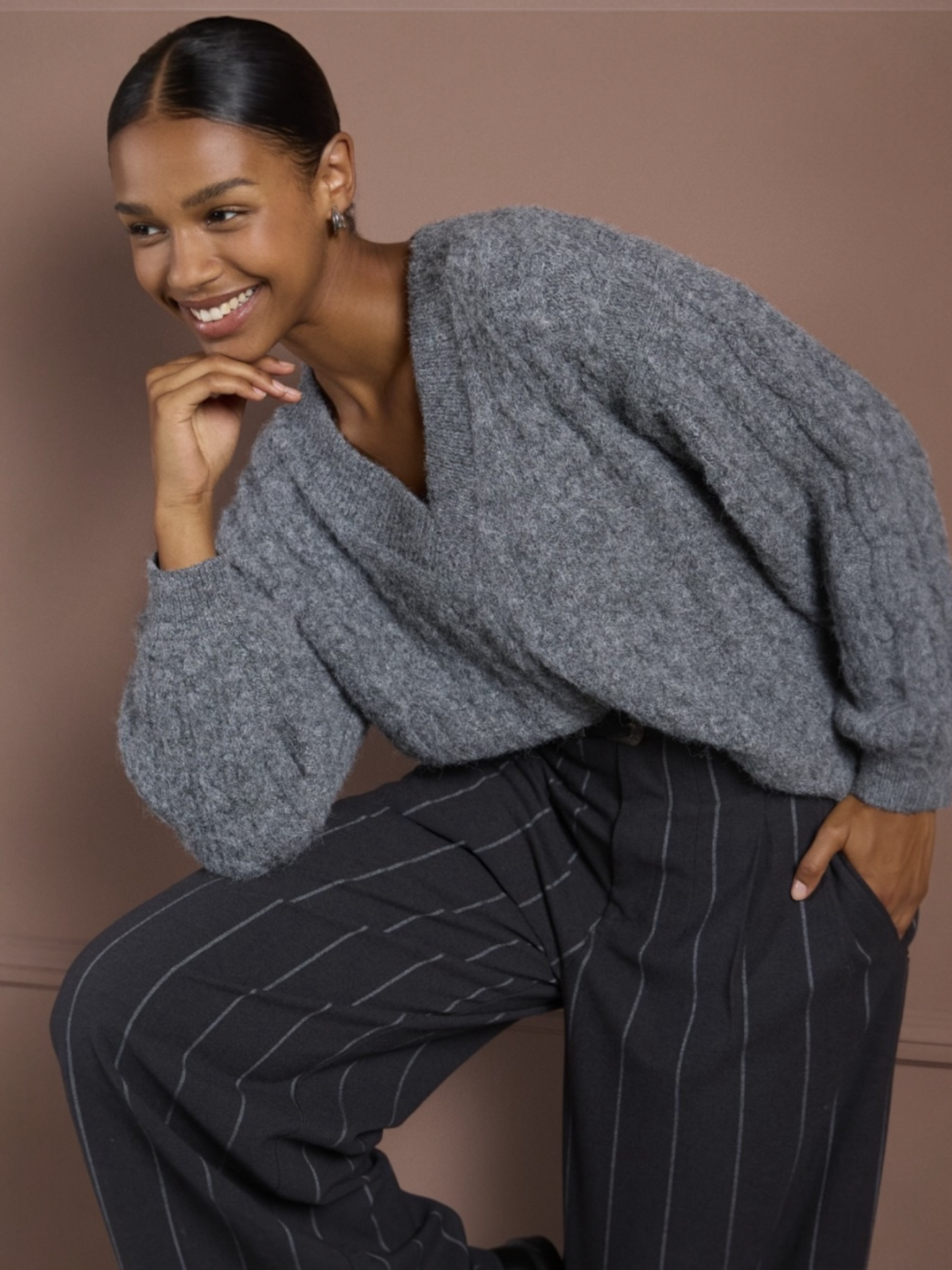 PANTALÓN WIDE LEGE A RAYAS ESTILO DIPLOMÁTICA GRIS OSCURO