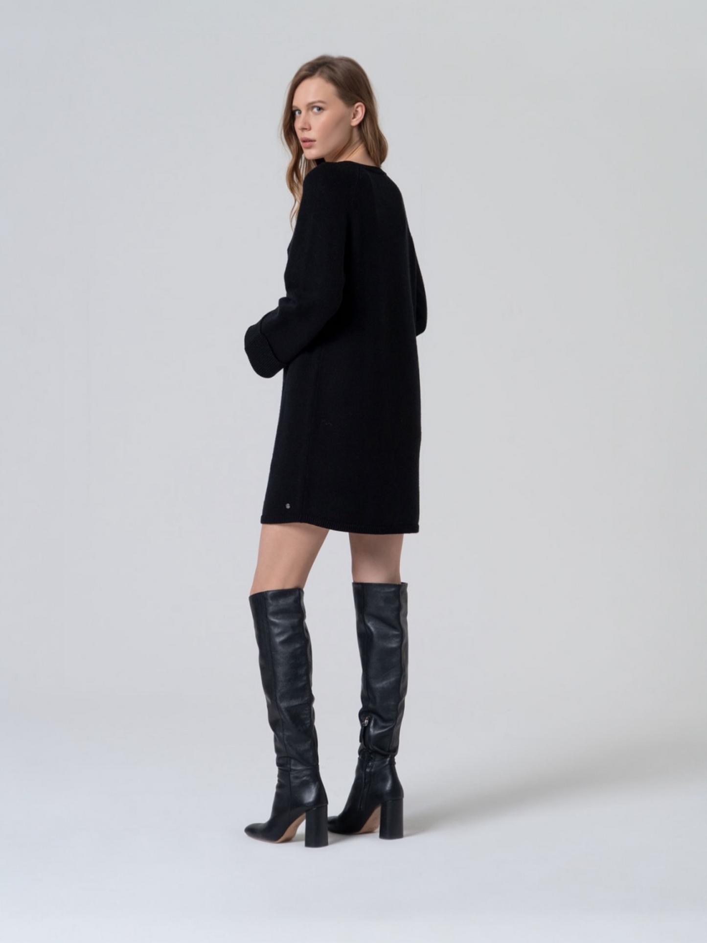 VESTIDO TRICOT OVERSIZE ESCOTE PICO NEGRO