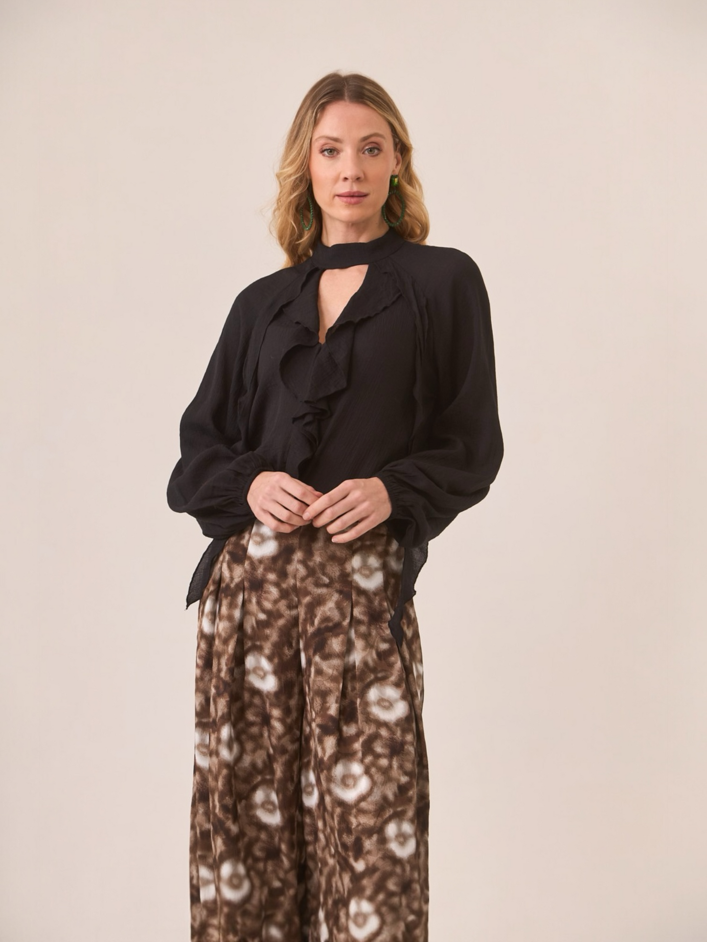 BLUSA DE VISCOSA CON CUT OUT EN ESCOTE Y VOLANTE NEGRO