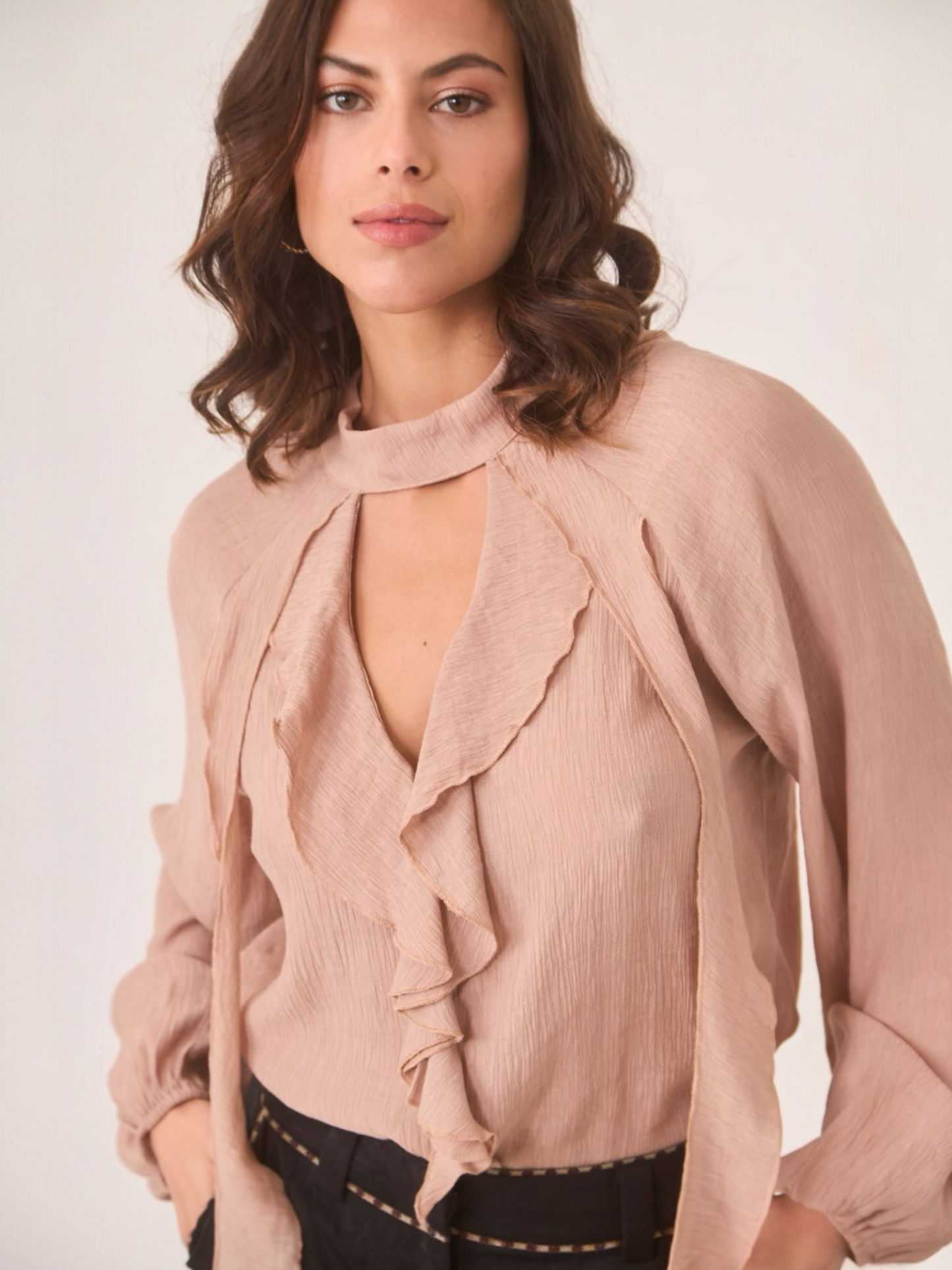 BLUSA DE VISCOSA CON CUT OUT EN ESCOTE Y VOLANTES