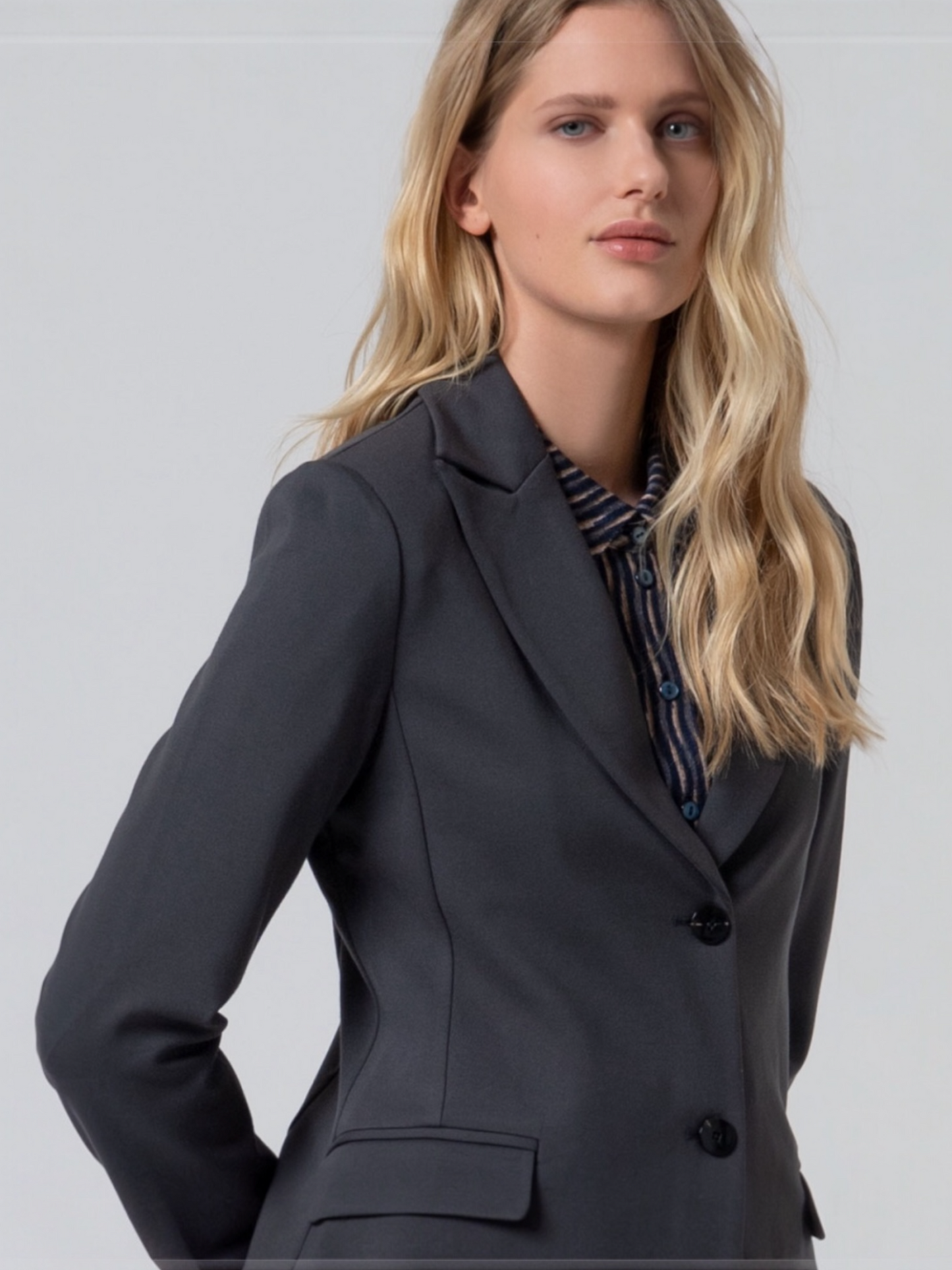 BLAZER ELÁSTICA CON BOLSILLOS GRIS OSCURO