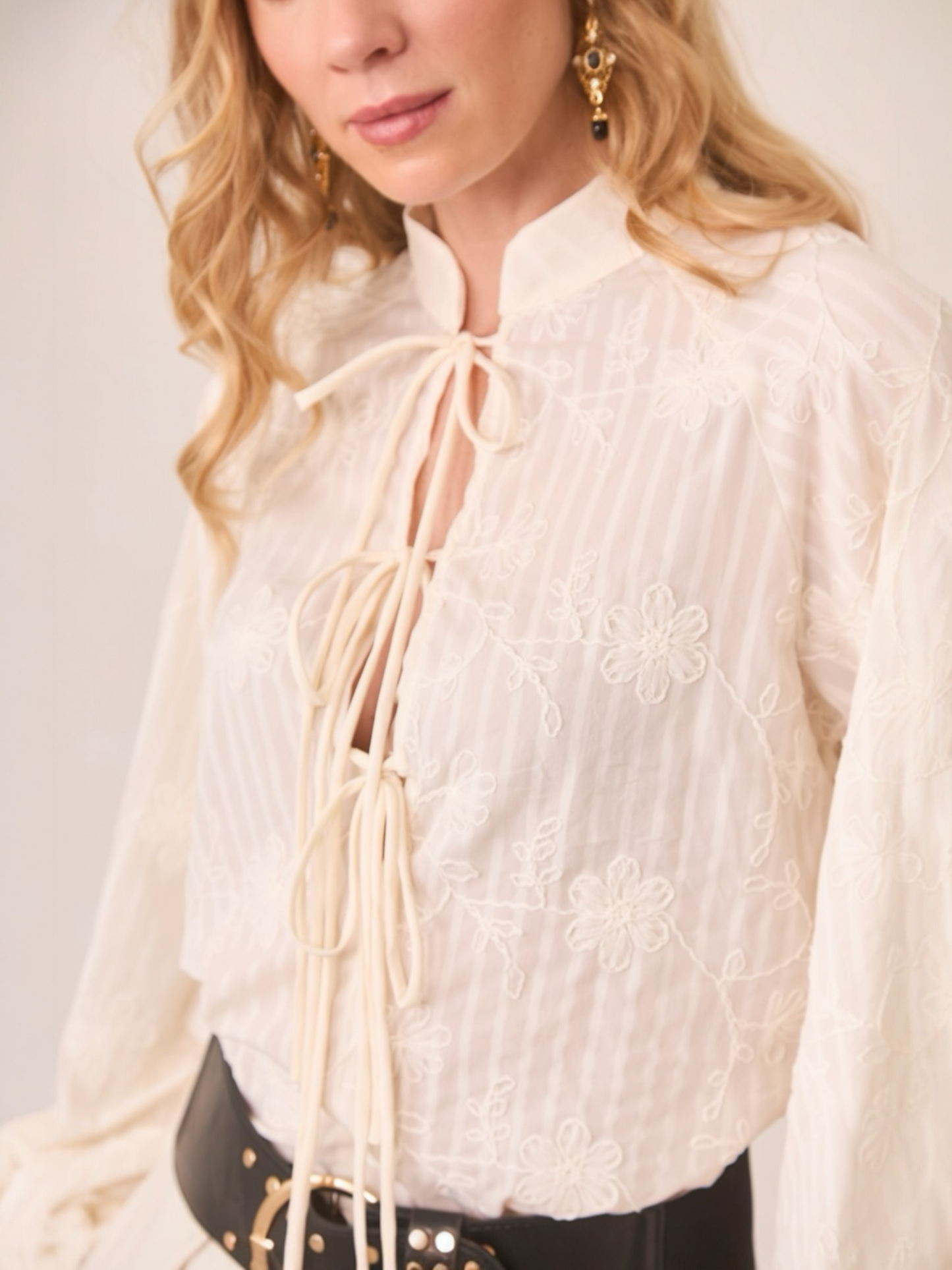 BLUSA LAZOS FILIGRANAS BORDADAS