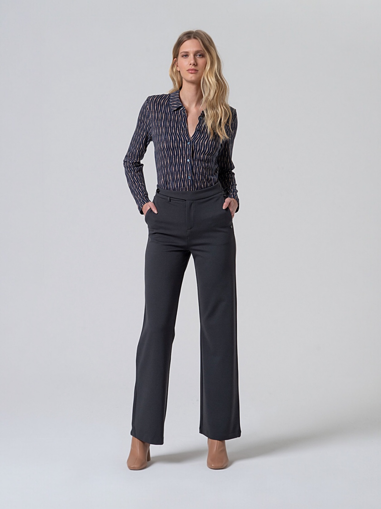 PANTALÓN RECTO CON DETALLE EN CINTURA GRIS OSCURO