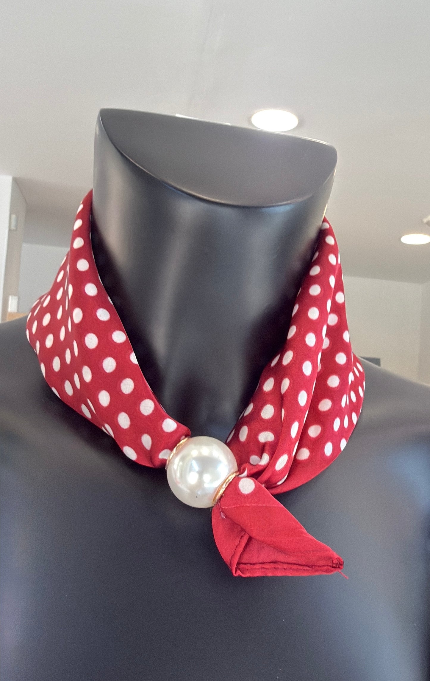 PAÑUELO BROCHE PERLA MAGNÉTICA TOPITOS ROJO