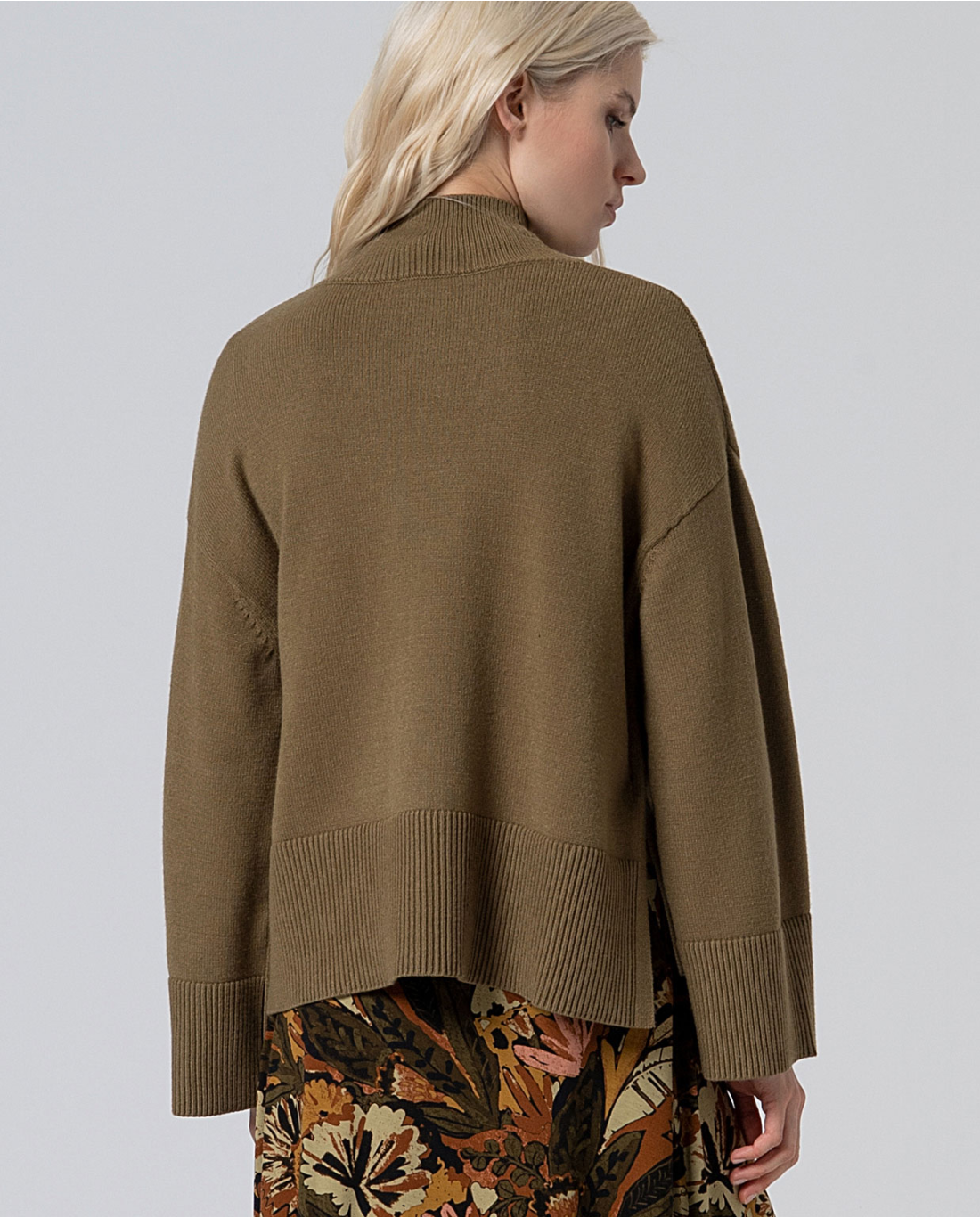 JERSEY SUAVE CON MANGA ACAMPANADA KAKI OSCURO