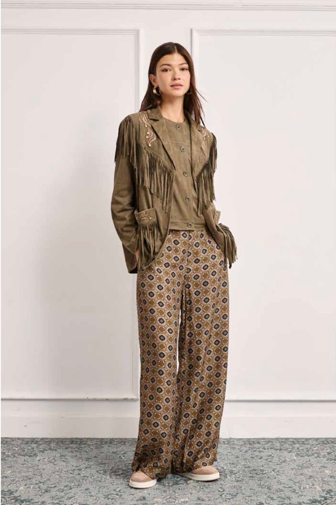 PANTALÓN ESTAMPADO RETRO TACHUELAS CAQUI