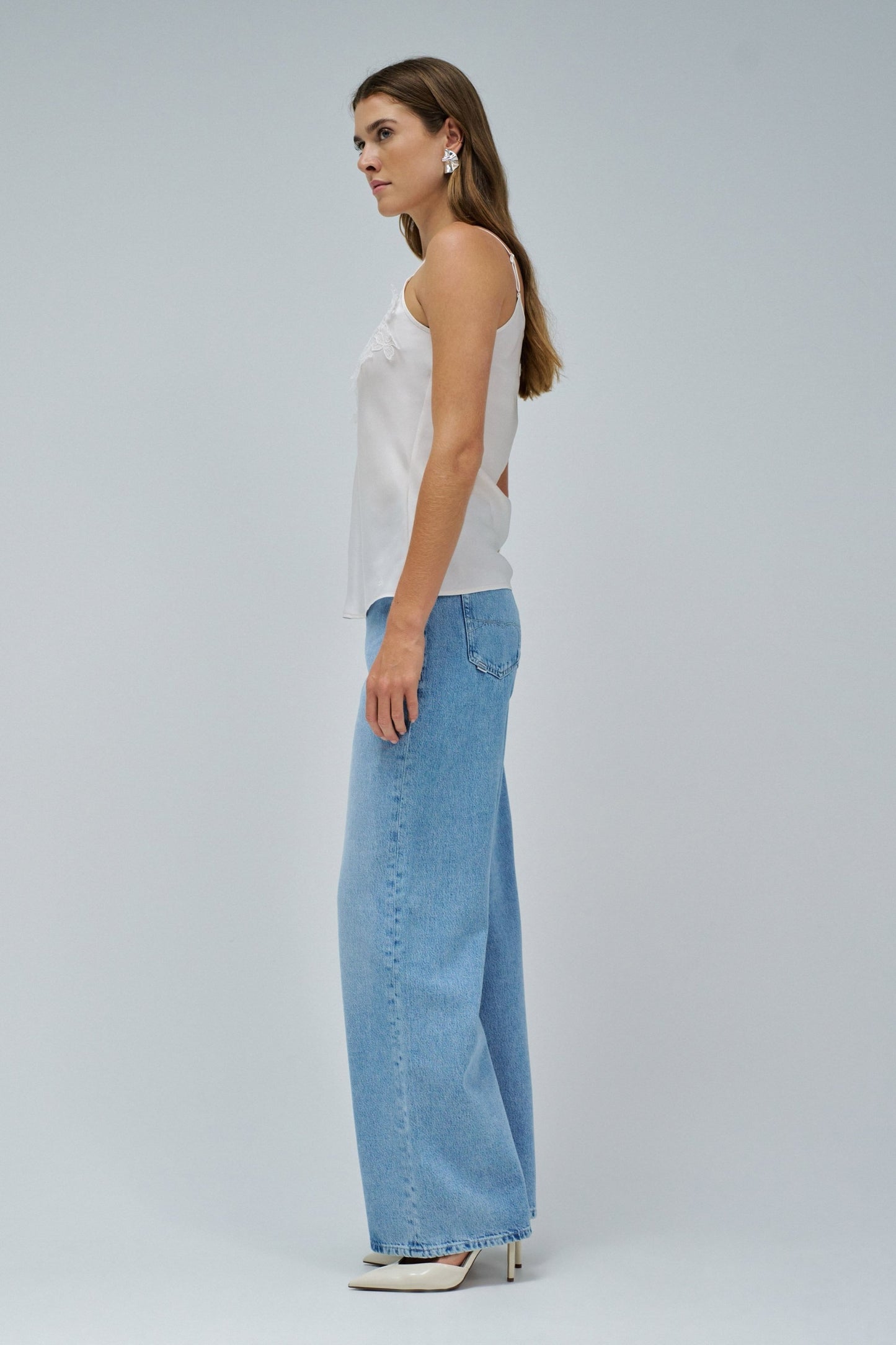 TOP SATINADO CON ENCAJE BLANCO