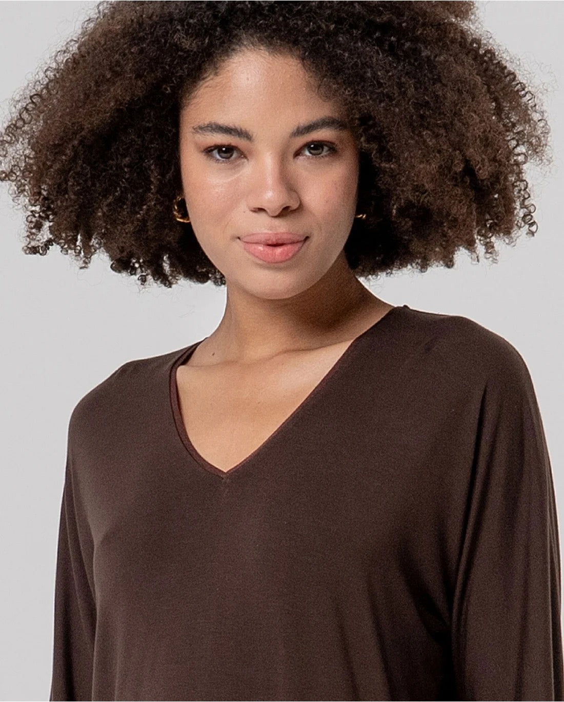 CAMISETA DE CUELLO PICO BAMBÚ CHOCOLATE