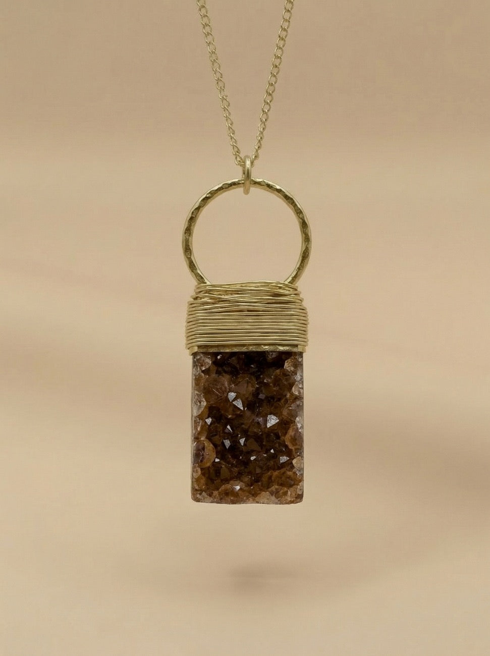 COLGANTE PIEDRA DRUSA HILOS DE ORO MARRÓN