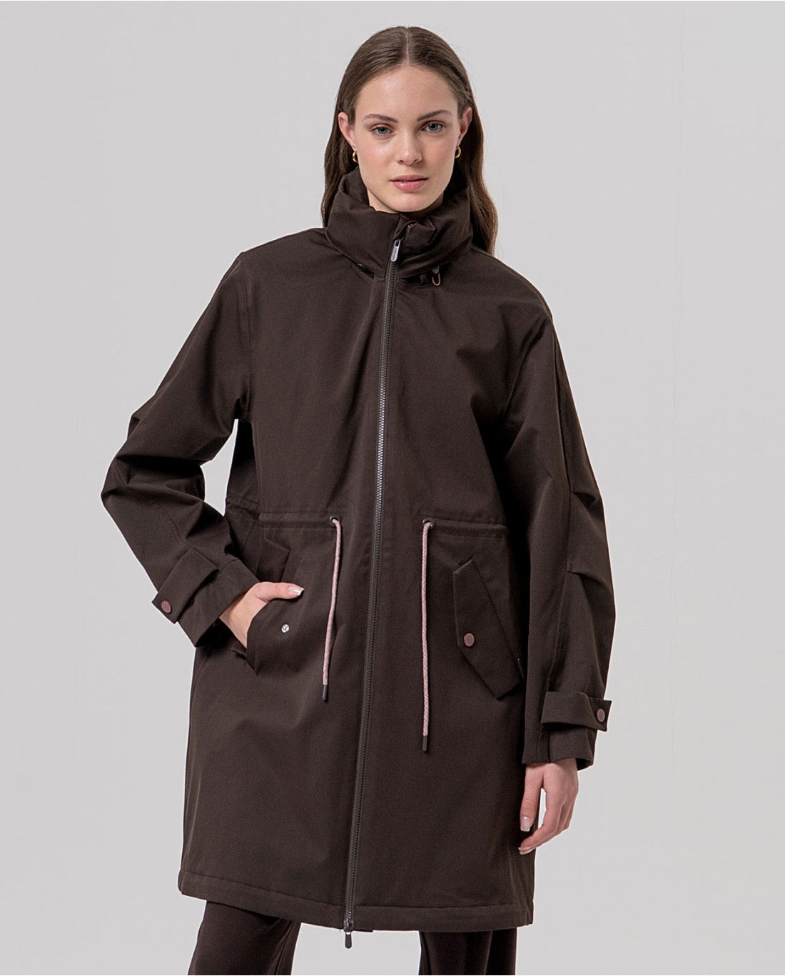 PARKA MIDI CON CAPUCHA REPELENTE AL AGUA CHOCOLATE
