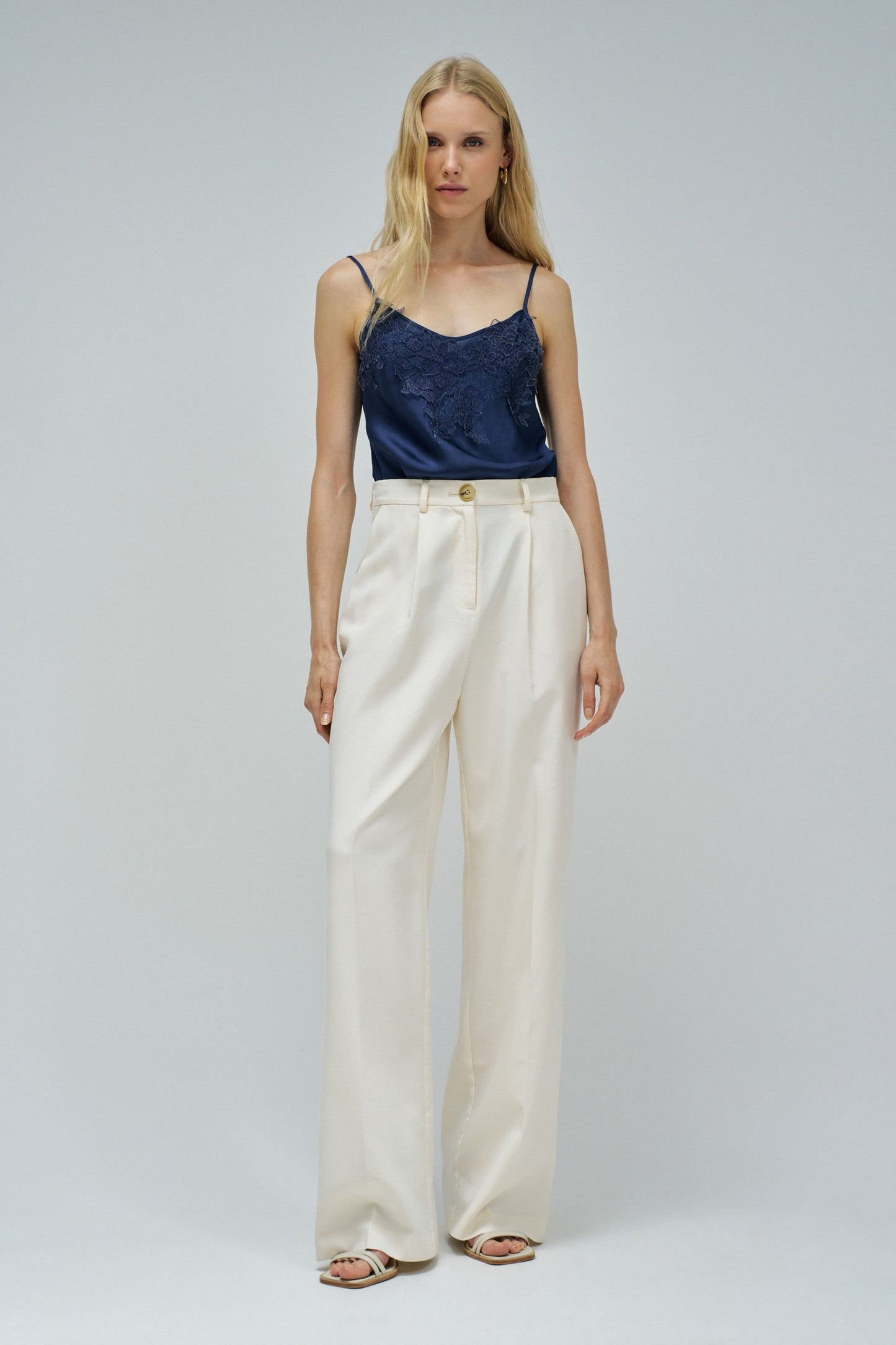 TOP SATINADO CON ENCAJE AZUL