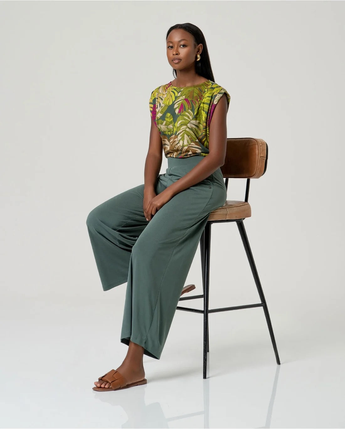 PANTALÓN AMPLIO CON CINTURA ELÁSTICA VERDE BOTELLA
