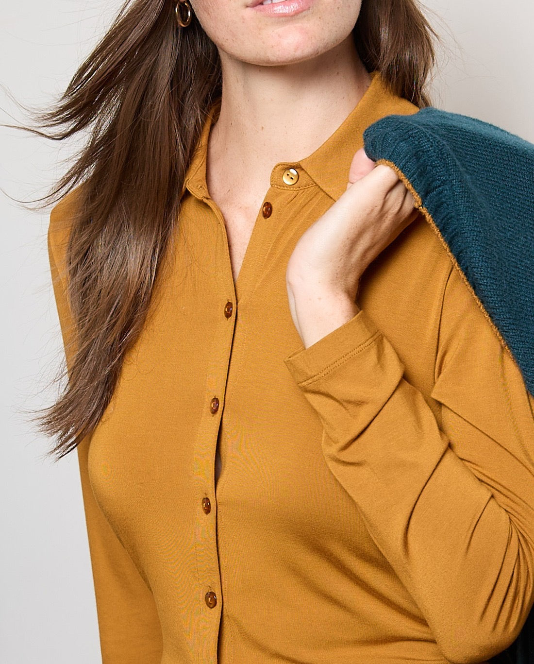 CAMISA ELÁSTICA Y SUAVE DE BAMBÚ OCRE