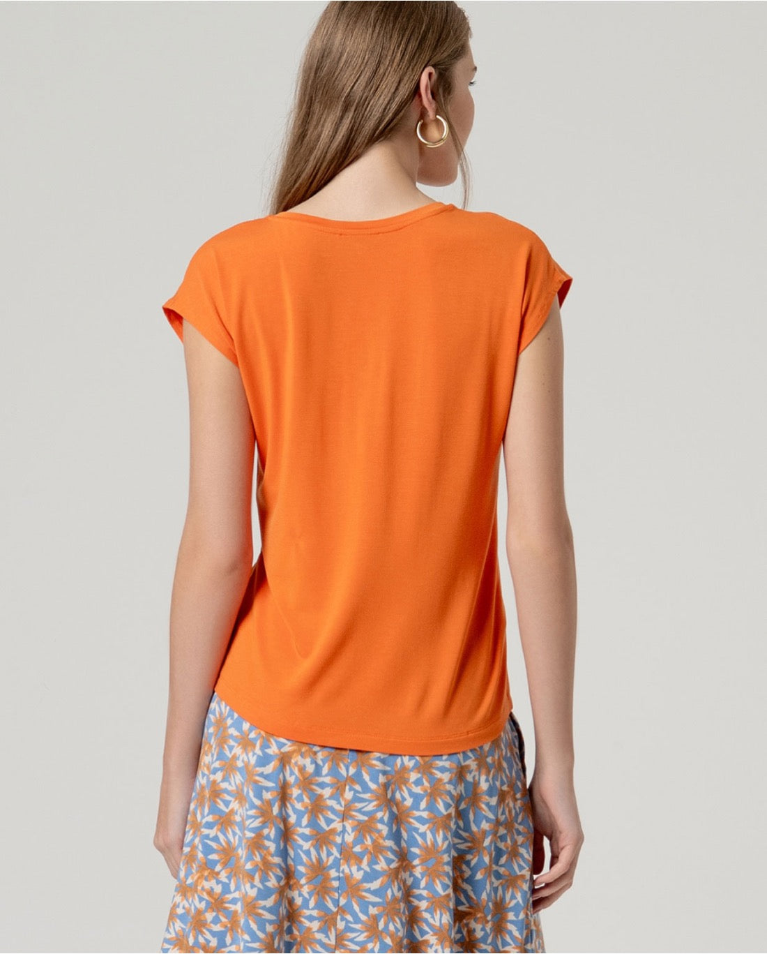 CAMISETA ESCOTE PICO NARANJA