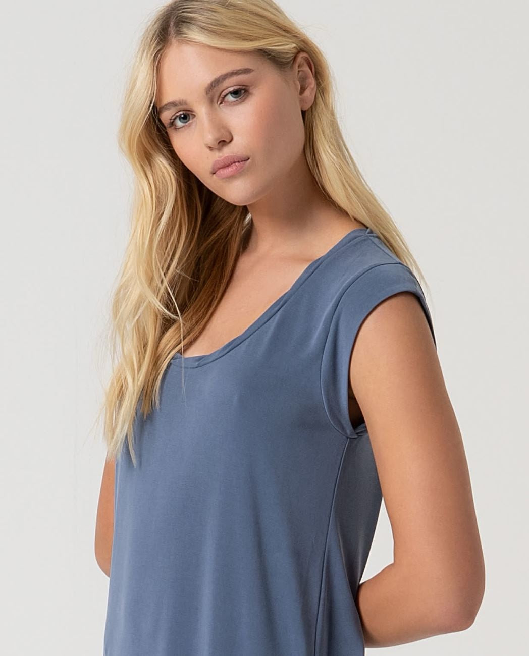VESTIDO RECTO SIN MANGAS ÍNDIGO