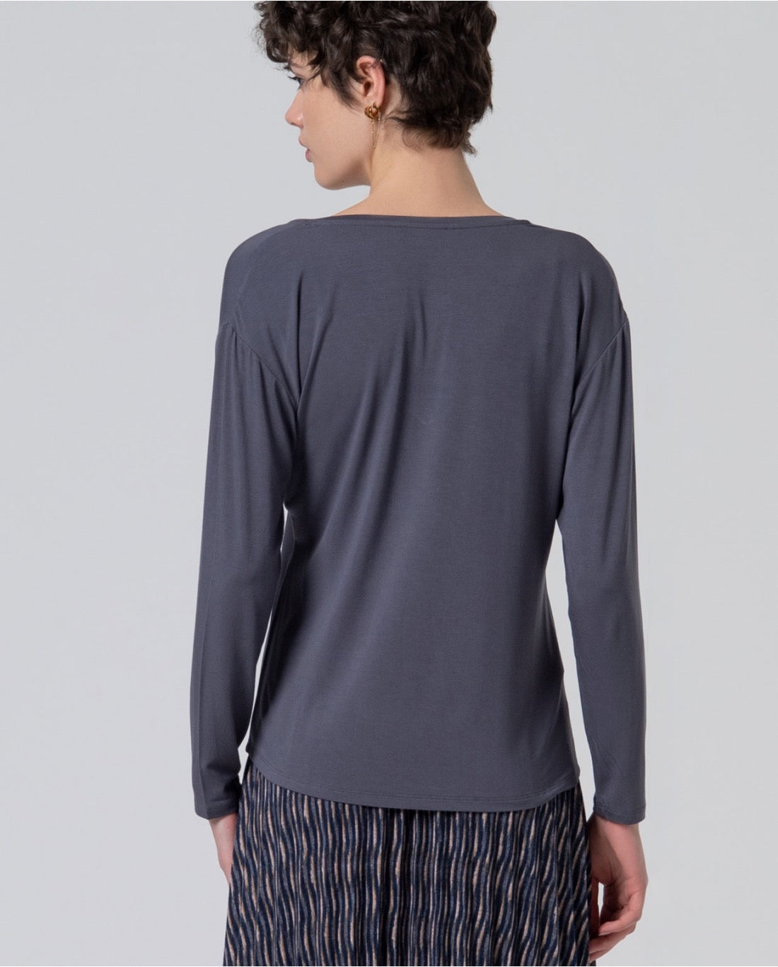 CAMISETA ESCOTE V DE VISCOSA BAMBÚ GRIS OSCURO