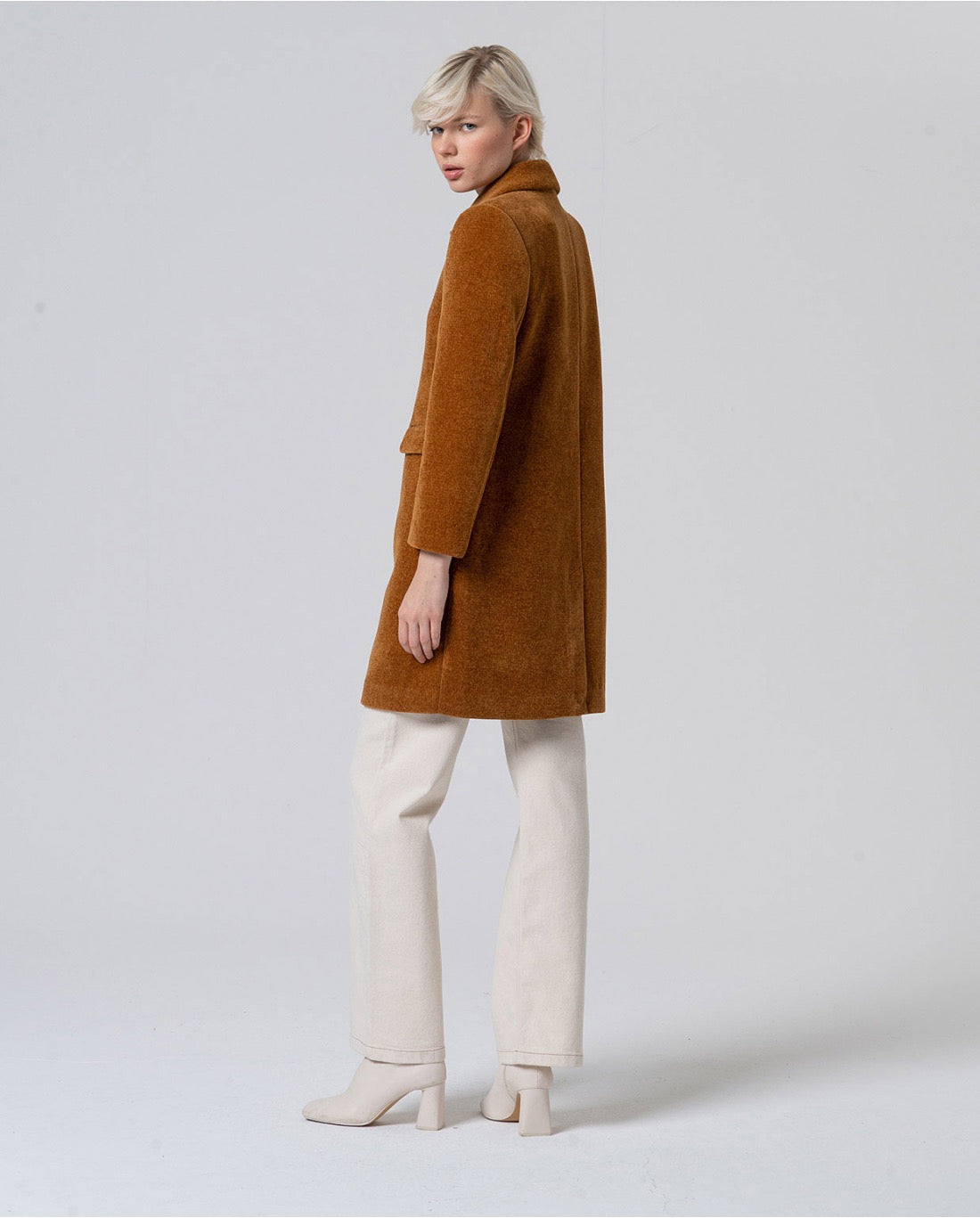 ABRIGO LARGO ESTRUCTURADO DE CHENILLA MOSTAZA