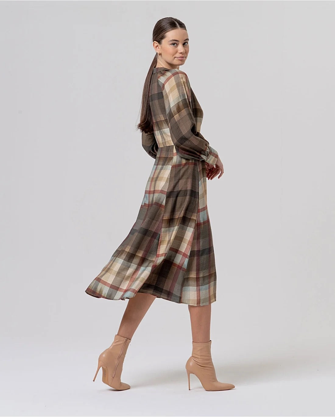 VESTIDO MIDI DE CUADROS CON CINTURÓN CAMEL CLARO