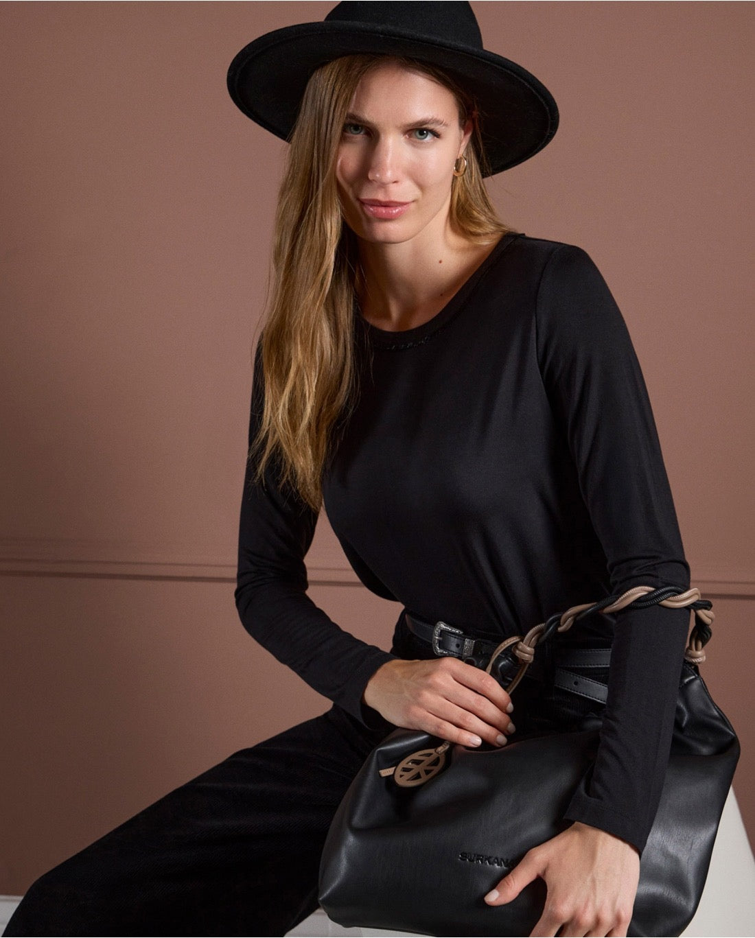 CAMISETA DE CUELLO REDONDO DE VISCOSA BAMBÚN NEGRO